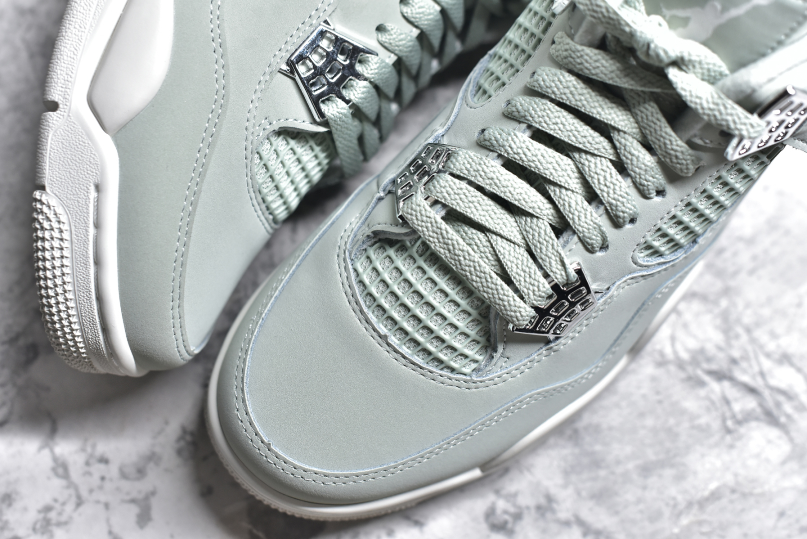 图片[8]-#独家 Air Jordan AJ4 独家外贸特供 市场中端王者 亲自操刀耗时半年巨作 全套原纸板楦头开发 确保原汁原味 完美呈现四代版型 一比一鞋头弧度高度鞋身弧度 此版本只针对中端市场 皮料材质有所更替 其他数据细节工艺流程均保持一致 绝不口嗨 细节品控鞋型随意秒杀市面5XX 6XX 原厂TPU网格鞋带扣 正确内里网布 菱角分明不变形无多余毛边 柔软性质感一致于原鞋 市场唯一原厂鞋扣模具 背面可见隐藏注塑口 原厂织唛标 原厂飞人电绣工艺 尾指中部跳三针 独家绑鞋带手法 印刷中底布 四线拉帮 米色美纹纸贴合固定 进口港宝加持 后跟自然饱满 全鞋荧光划线卡点 追求极致完美 每一双都是工艺品 多重QC质检 超越公司货的品控标准 实实在在的免检产品 尺码：40 40.5 41 42 42.5 43 44 44.5 45 45.5 46 47.5 48.5 「女鞋36/39即将出货」-选品中心