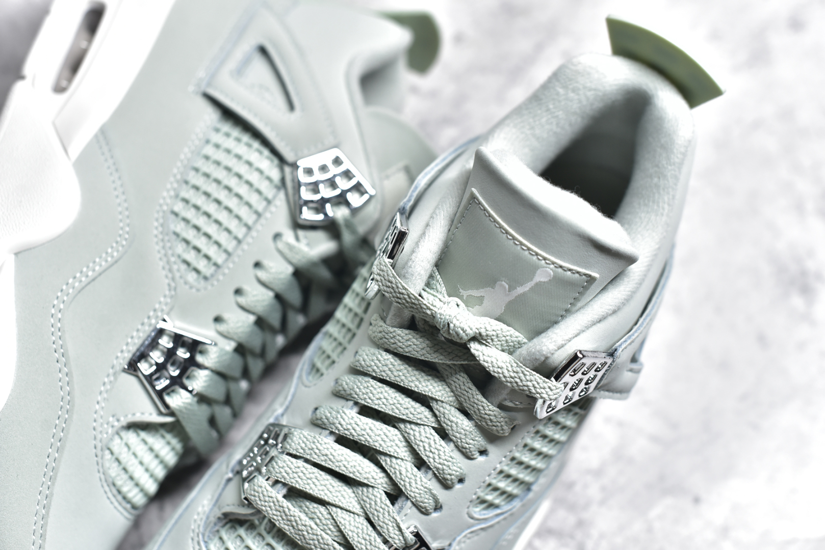 图片[9]-#独家 Air Jordan AJ4 独家外贸特供 市场中端王者 亲自操刀耗时半年巨作 全套原纸板楦头开发 确保原汁原味 完美呈现四代版型 一比一鞋头弧度高度鞋身弧度 此版本只针对中端市场 皮料材质有所更替 其他数据细节工艺流程均保持一致 绝不口嗨 细节品控鞋型随意秒杀市面5XX 6XX 原厂TPU网格鞋带扣 正确内里网布 菱角分明不变形无多余毛边 柔软性质感一致于原鞋 市场唯一原厂鞋扣模具 背面可见隐藏注塑口 原厂织唛标 原厂飞人电绣工艺 尾指中部跳三针 独家绑鞋带手法 印刷中底布 四线拉帮 米色美纹纸贴合固定 进口港宝加持 后跟自然饱满 全鞋荧光划线卡点 追求极致完美 每一双都是工艺品 多重QC质检 超越公司货的品控标准 实实在在的免检产品 尺码：40 40.5 41 42 42.5 43 44 44.5 45 45.5 46 47.5 48.5 「女鞋36/39即将出货」-选品中心