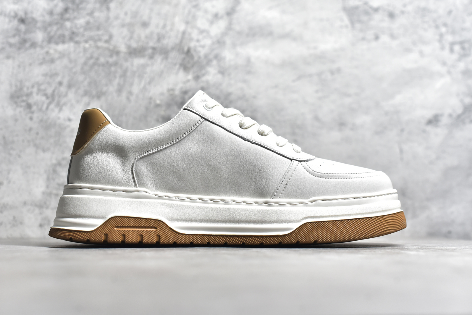 图片[3]-#Valentino 华伦天奴 Rockstud untitled 厚底休闲小白鞋 明星同款 软羊皮低帮运动板鞋 经典百搭款绗缝格纹打造瞩目朋克风格 考究皮质构塑和简洁轮廓 流畅的线条奠定酷感基调 装饰质感橡胶效果 背面与鞋舌装饰 穿出了不一样的随性和时髦 阿那亚大秀可谓是刷爆了时尚圈 鞋面全油边 面料：定制牛皮+独家开模橡胶发泡大底 轻便防滑耐磨 脚感舒适 款式耐看做工精细 全套包装 尺码：39 40 41 42 43 44（比运动鞋偏大一码）-选品中心
