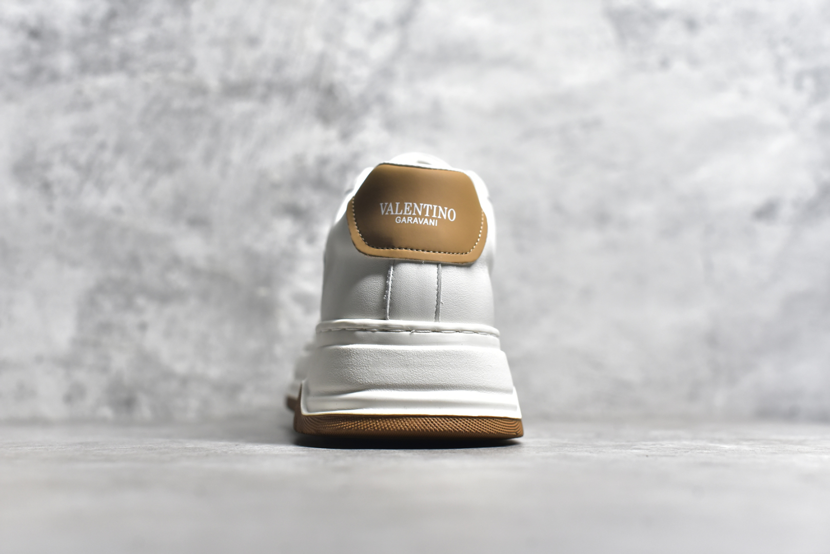 图片[5]-#Valentino 华伦天奴 Rockstud untitled 厚底休闲小白鞋 明星同款 软羊皮低帮运动板鞋 经典百搭款绗缝格纹打造瞩目朋克风格 考究皮质构塑和简洁轮廓 流畅的线条奠定酷感基调 装饰质感橡胶效果 背面与鞋舌装饰 穿出了不一样的随性和时髦 阿那亚大秀可谓是刷爆了时尚圈 鞋面全油边 面料：定制牛皮+独家开模橡胶发泡大底 轻便防滑耐磨 脚感舒适 款式耐看做工精细 全套包装 尺码：39 40 41 42 43 44（比运动鞋偏大一码）-选品中心