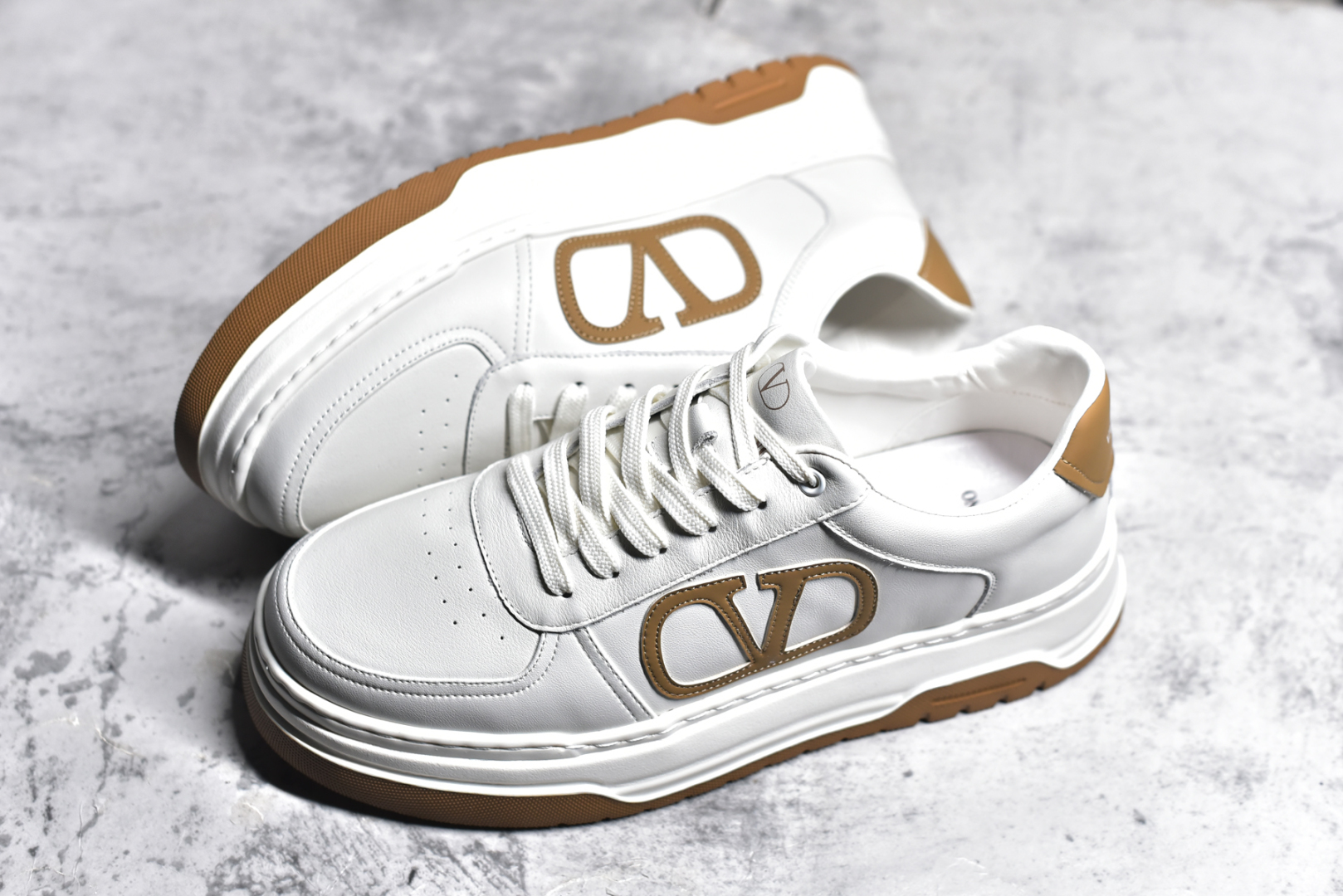 图片[7]-#Valentino 华伦天奴 Rockstud untitled 厚底休闲小白鞋 明星同款 软羊皮低帮运动板鞋 经典百搭款绗缝格纹打造瞩目朋克风格 考究皮质构塑和简洁轮廓 流畅的线条奠定酷感基调 装饰质感橡胶效果 背面与鞋舌装饰 穿出了不一样的随性和时髦 阿那亚大秀可谓是刷爆了时尚圈 鞋面全油边 面料：定制牛皮+独家开模橡胶发泡大底 轻便防滑耐磨 脚感舒适 款式耐看做工精细 全套包装 尺码：39 40 41 42 43 44（比运动鞋偏大一码）-选品中心