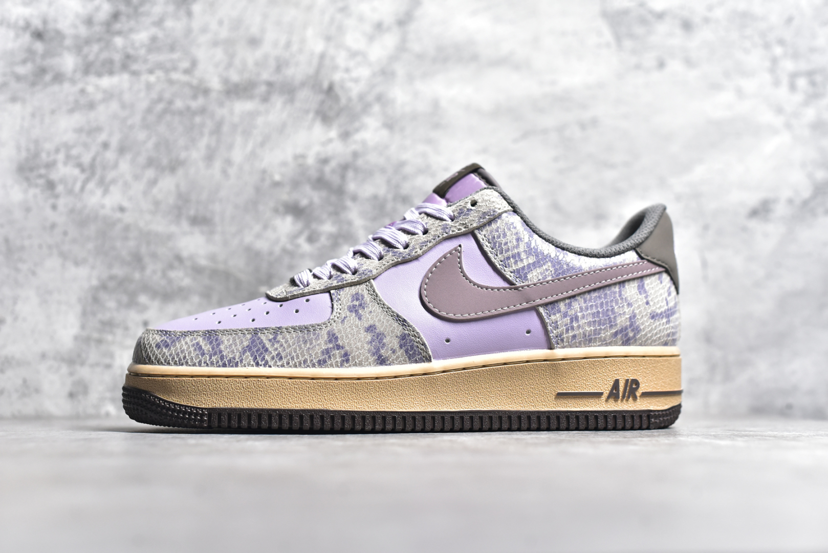 #NK Air Force 1 ‘07 Low 空军一号蛇纹 紫灰色 蛇年限定 耐克低帮百搭厚底**休闲运动板鞋 柔软、弹性十足的缓震性能和出色的中底设计，横跨复古与现代的外型结合，造就出风靡全球三十多年的Force 1，直到今天还深受青睐。 货号：HF2898-500 尺码：36 36.5 37.5 38 38.5 39 40 40.5 41 42 42.5 43 44 45-选品中心