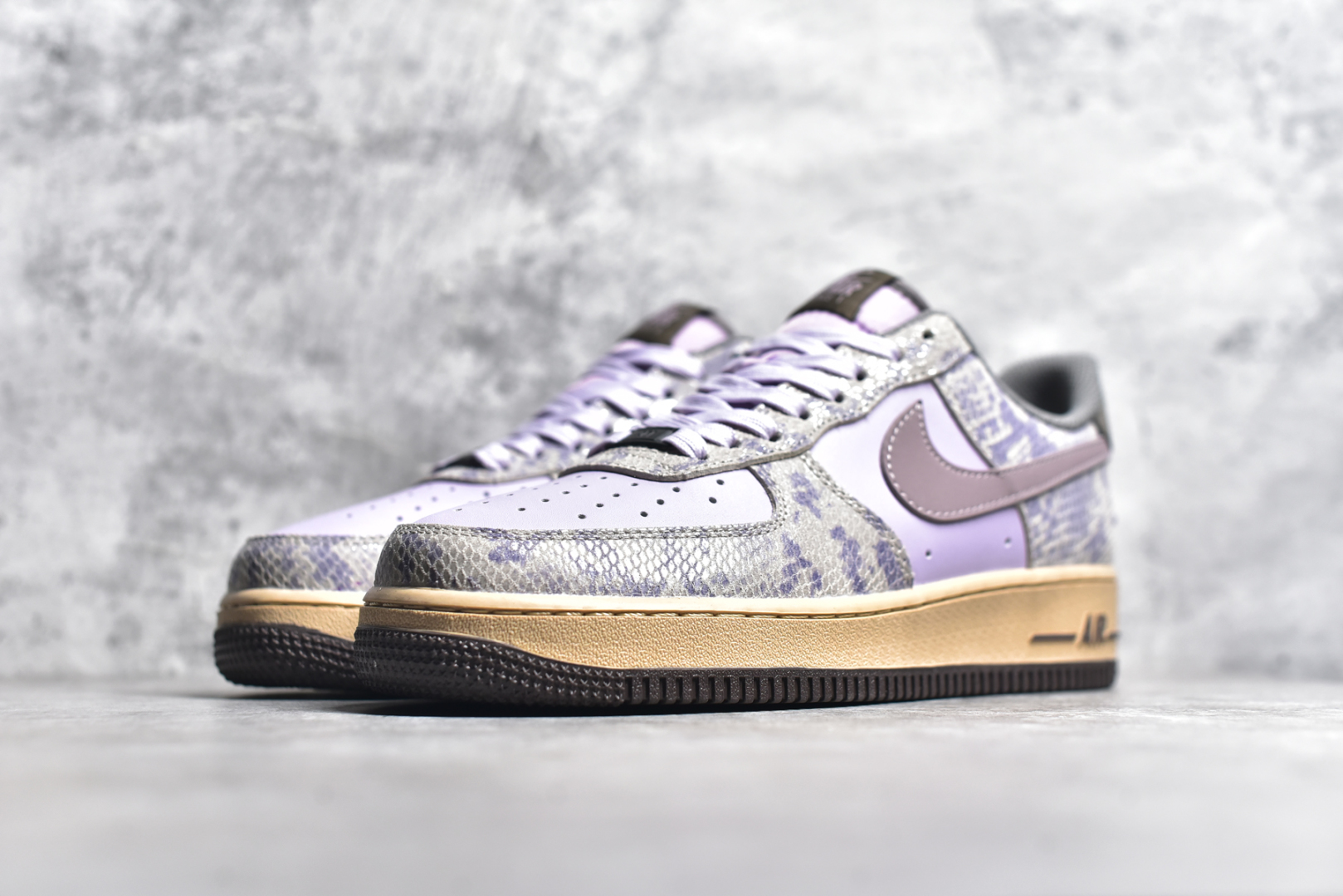 图片[2]-#NK Air Force 1 ‘07 Low 空军一号蛇纹 紫灰色 蛇年限定 耐克低帮百搭厚底**休闲运动板鞋 柔软、弹性十足的缓震性能和出色的中底设计，横跨复古与现代的外型结合，造就出风靡全球三十多年的Force 1，直到今天还深受青睐。 货号：HF2898-500 尺码：36 36.5 37.5 38 38.5 39 40 40.5 41 42 42.5 43 44 45-选品中心