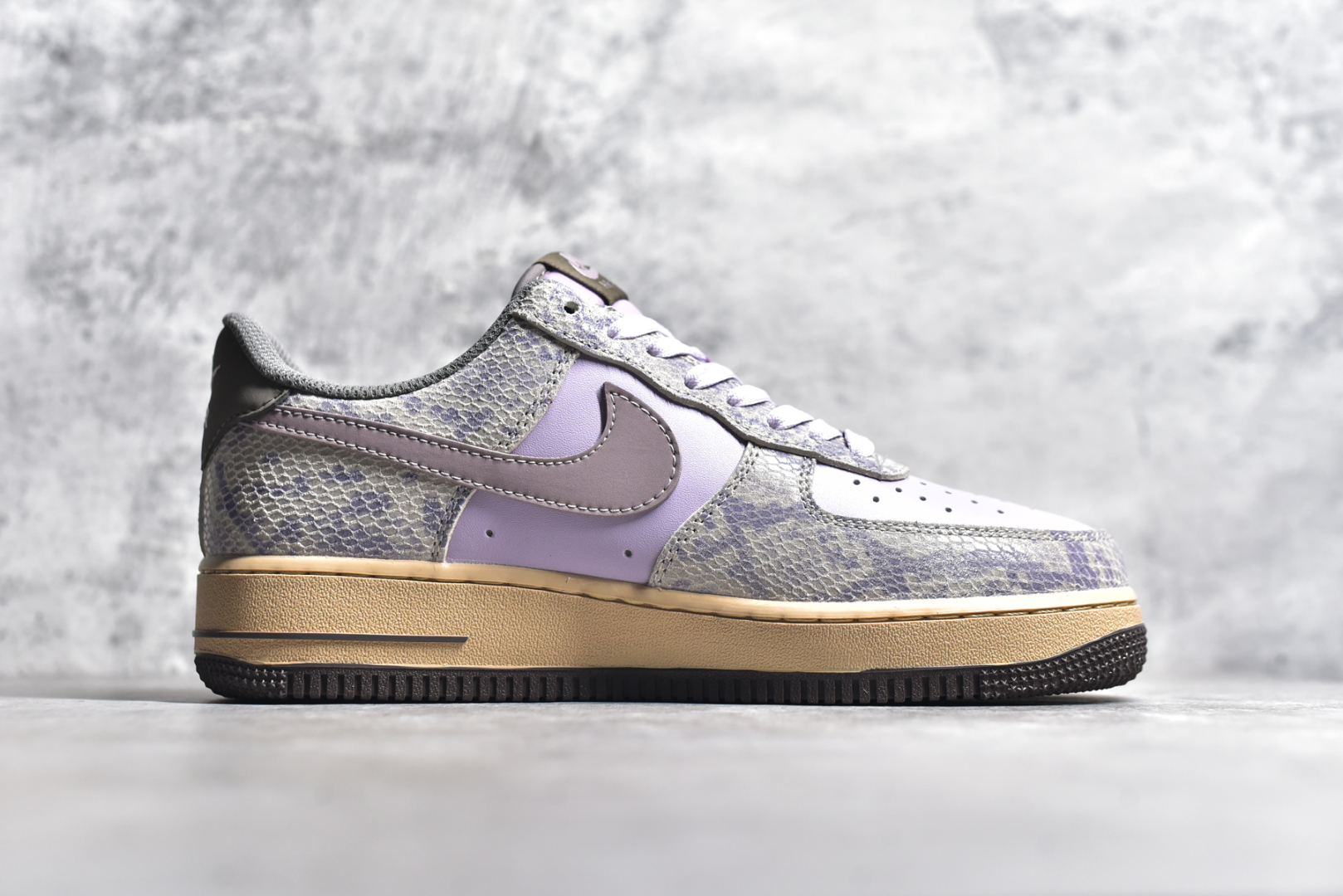 图片[3]-#NK Air Force 1 ‘07 Low 空军一号蛇纹 紫灰色 蛇年限定 耐克低帮百搭厚底**休闲运动板鞋 柔软、弹性十足的缓震性能和出色的中底设计，横跨复古与现代的外型结合，造就出风靡全球三十多年的Force 1，直到今天还深受青睐。 货号：HF2898-500 尺码：36 36.5 37.5 38 38.5 39 40 40.5 41 42 42.5 43 44 45-选品中心