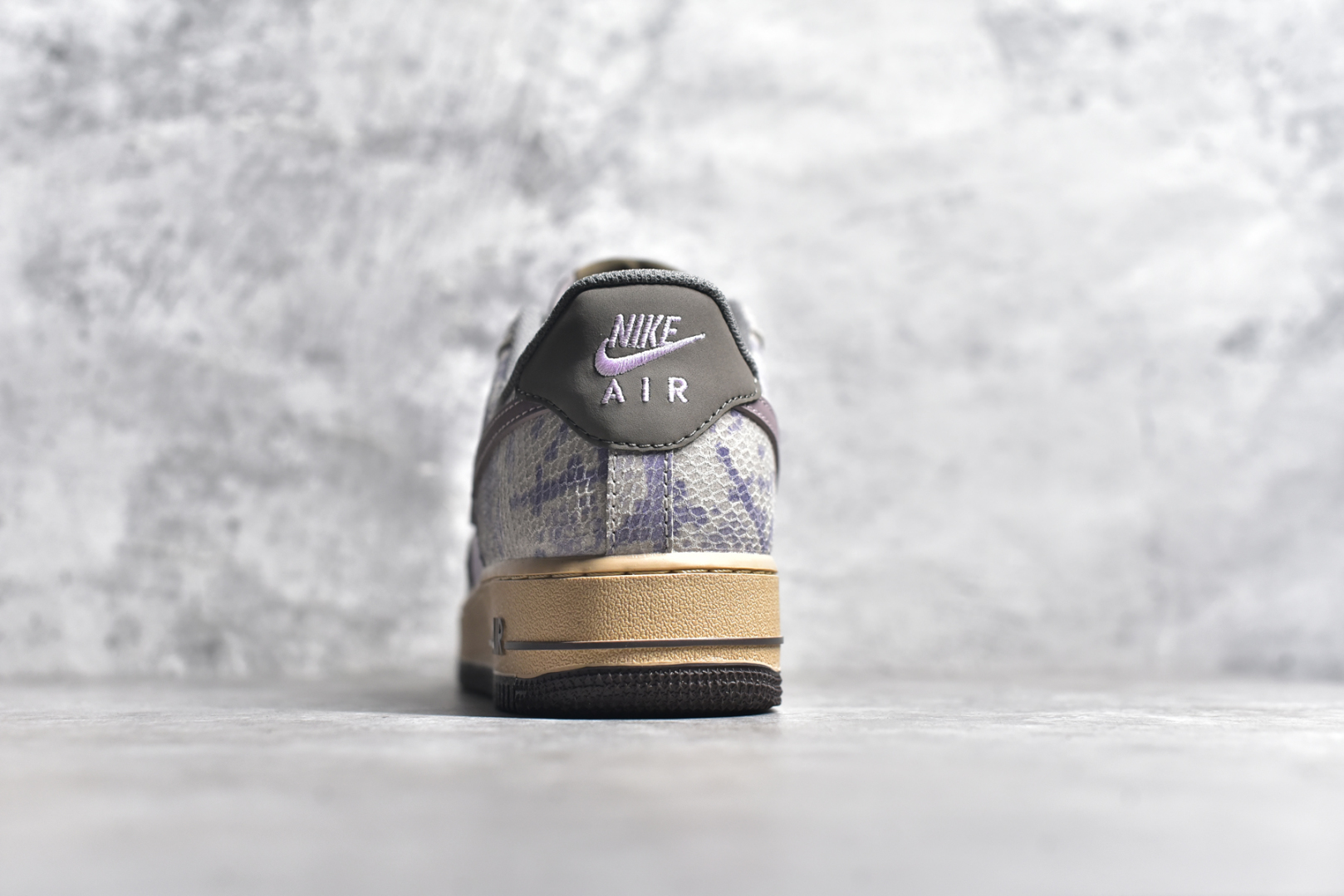 图片[5]-#NK Air Force 1 ‘07 Low 空军一号蛇纹 紫灰色 蛇年限定 耐克低帮百搭厚底**休闲运动板鞋 柔软、弹性十足的缓震性能和出色的中底设计，横跨复古与现代的外型结合，造就出风靡全球三十多年的Force 1，直到今天还深受青睐。 货号：HF2898-500 尺码：36 36.5 37.5 38 38.5 39 40 40.5 41 42 42.5 43 44 45-选品中心