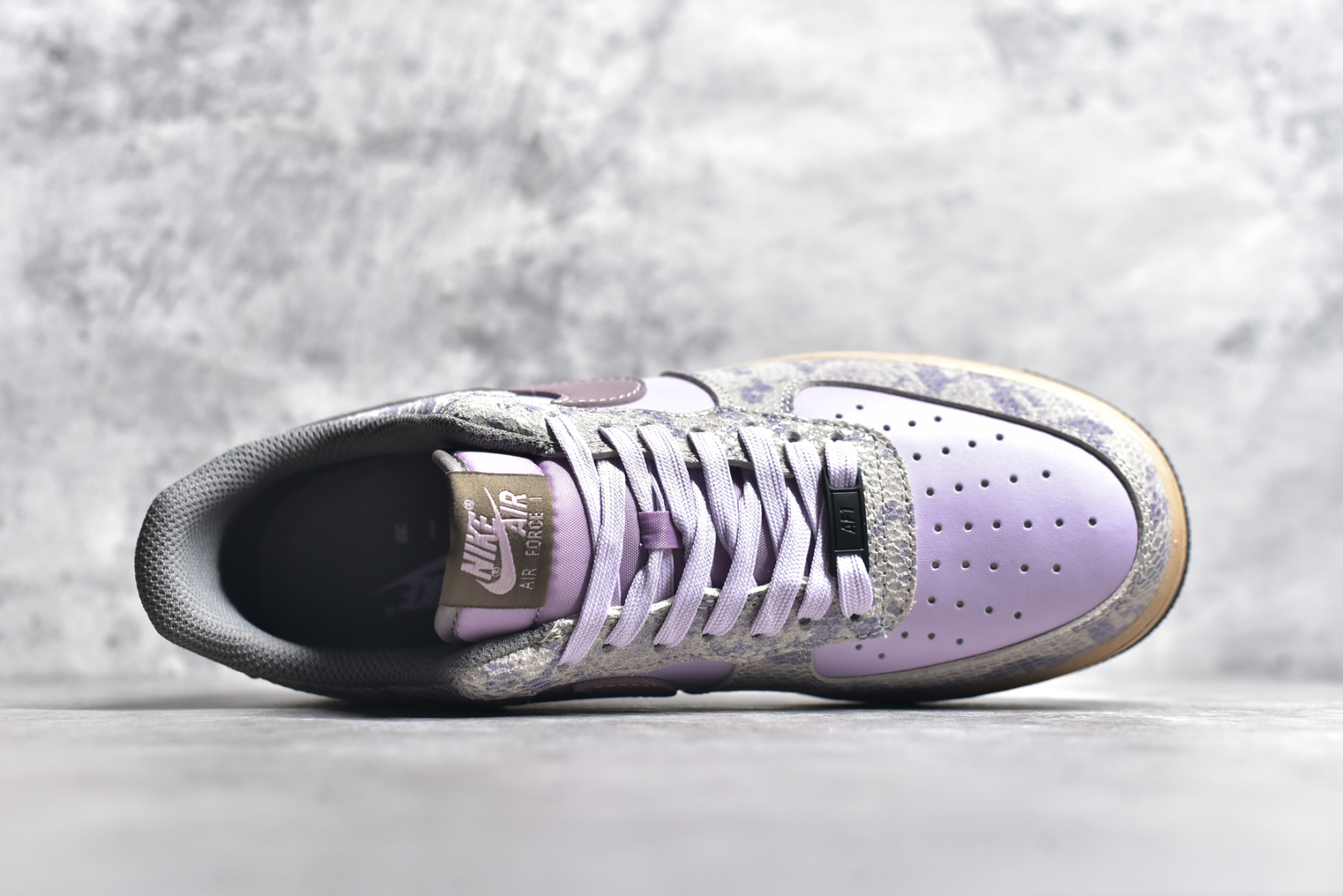 图片[4]-#NK Air Force 1 ‘07 Low 空军一号蛇纹 紫灰色 蛇年限定 耐克低帮百搭厚底**休闲运动板鞋 柔软、弹性十足的缓震性能和出色的中底设计，横跨复古与现代的外型结合，造就出风靡全球三十多年的Force 1，直到今天还深受青睐。 货号：HF2898-500 尺码：36 36.5 37.5 38 38.5 39 40 40.5 41 42 42.5 43 44 45-选品中心