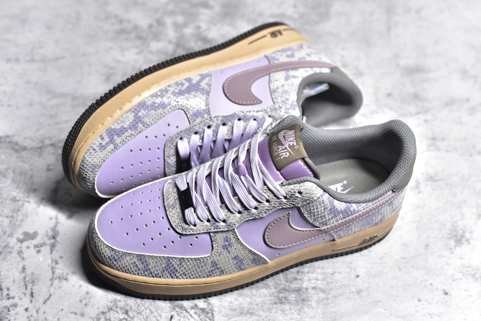 图片[7]-#NK Air Force 1 ‘07 Low 空军一号蛇纹 紫灰色 蛇年限定 耐克低帮百搭厚底**休闲运动板鞋 柔软、弹性十足的缓震性能和出色的中底设计，横跨复古与现代的外型结合，造就出风靡全球三十多年的Force 1，直到今天还深受青睐。 货号：HF2898-500 尺码：36 36.5 37.5 38 38.5 39 40 40.5 41 42 42.5 43 44 45-选品中心