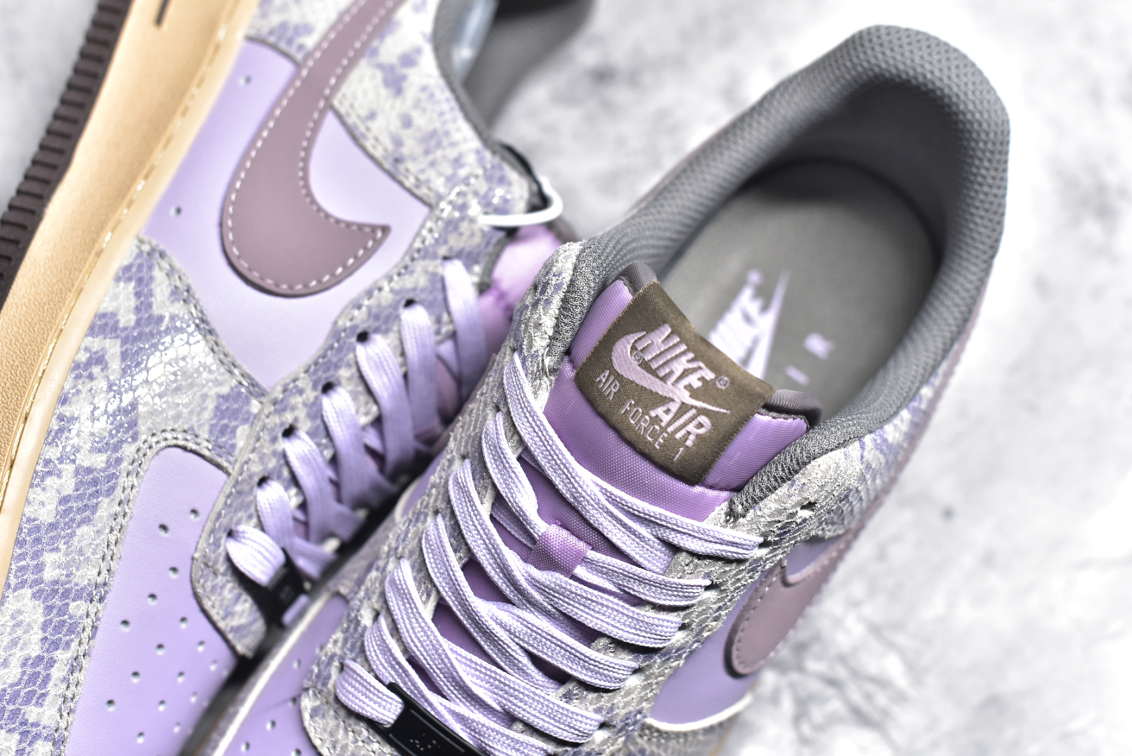 图片[9]-#NK Air Force 1 ‘07 Low 空军一号蛇纹 紫灰色 蛇年限定 耐克低帮百搭厚底**休闲运动板鞋 柔软、弹性十足的缓震性能和出色的中底设计，横跨复古与现代的外型结合，造就出风靡全球三十多年的Force 1，直到今天还深受青睐。 货号：HF2898-500 尺码：36 36.5 37.5 38 38.5 39 40 40.5 41 42 42.5 43 44 45-选品中心
