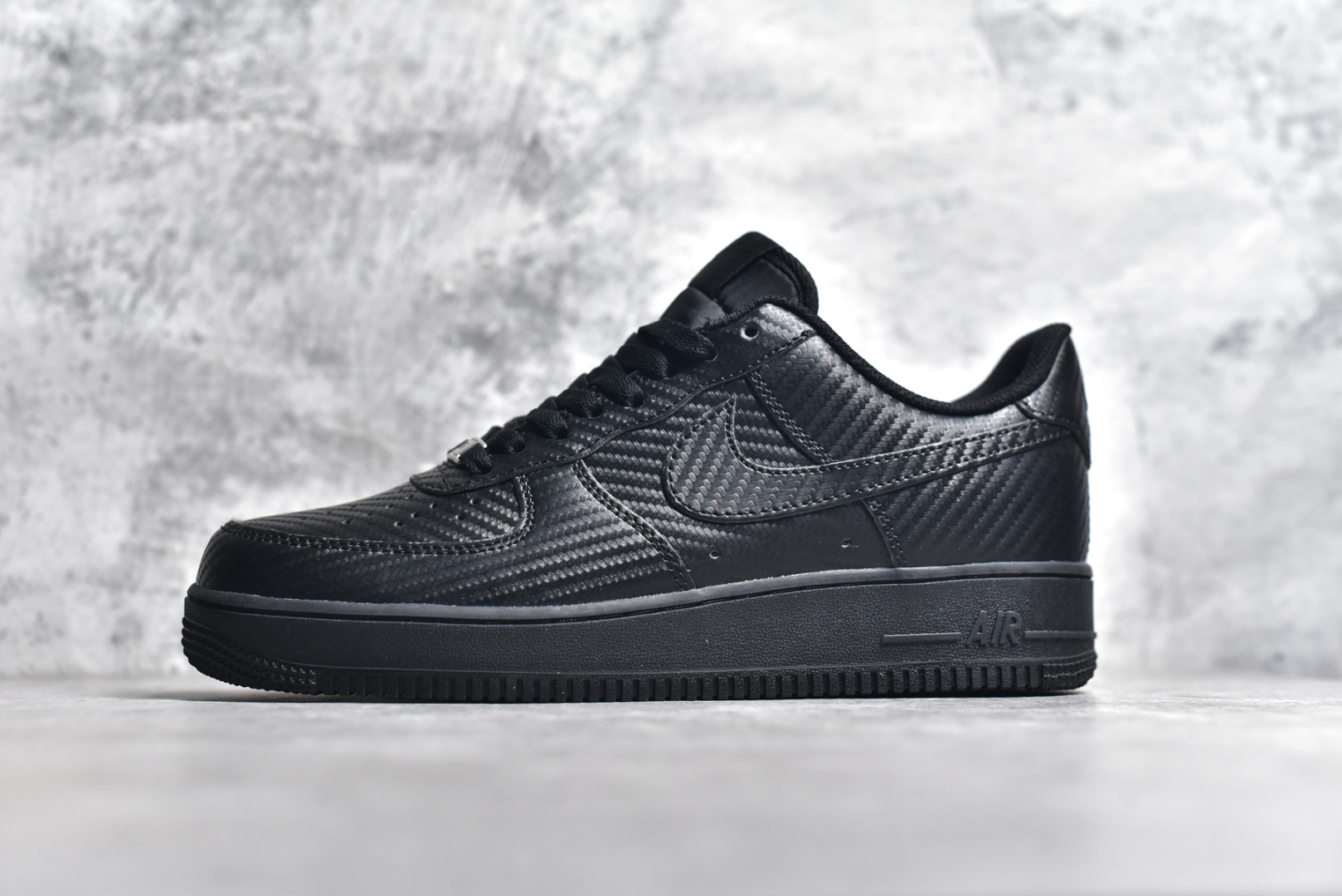 #NK Air Force 1’07 空军一号低帮百搭休闲运动板鞋。柔软、弹性十足的缓震性能和出色的中底设计，横跨复古与现代的外型结合，造就出风靡全球三十多年的Force 1。 货号：HF2886-001 尺码：36 36.5 37.5 38 38.5 39 40 40.5 41 42 42.5 43 44 45-选品中心