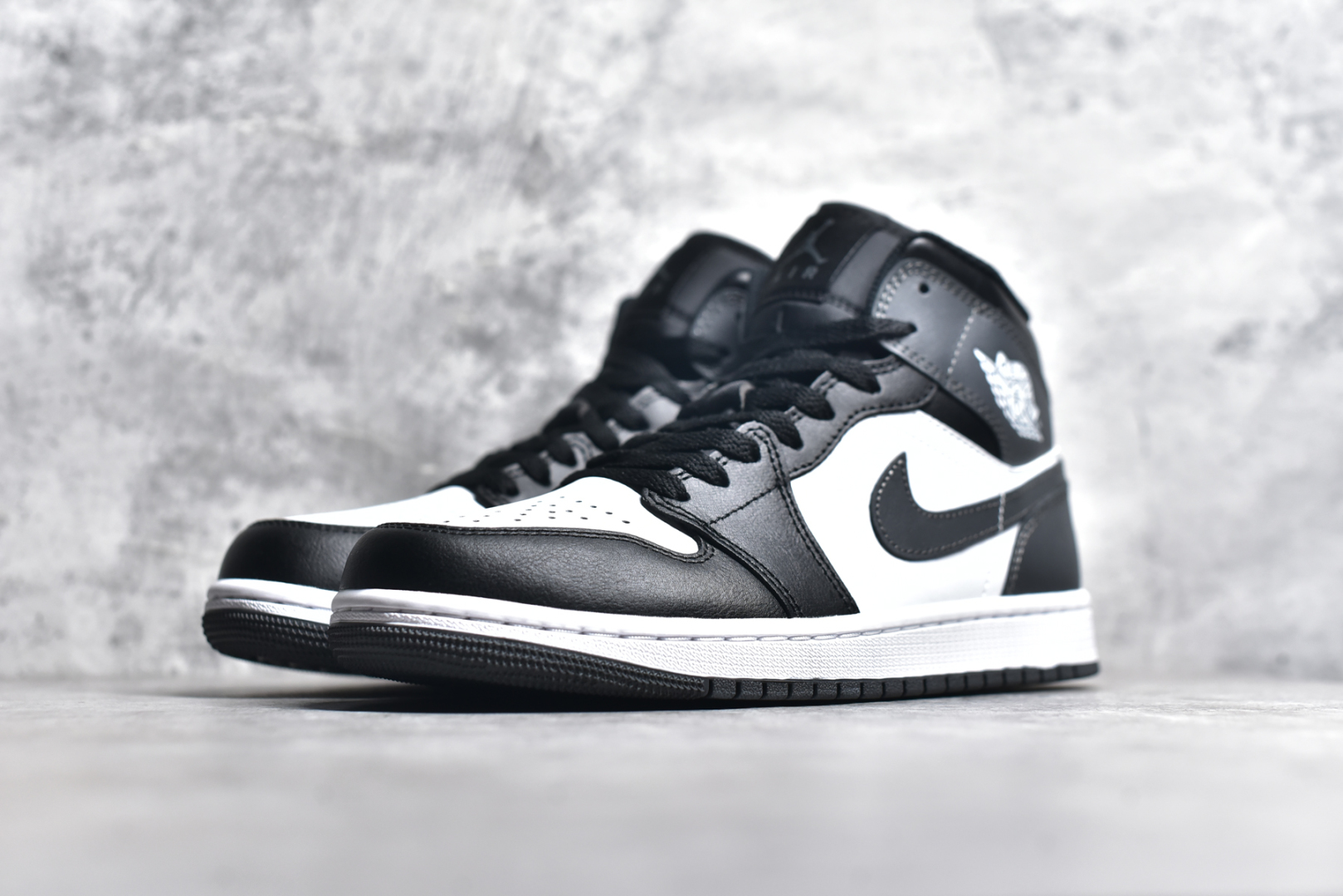 图片[2]-#独立开发 市面唯一纯原 Air Jordan AJ1 Mid 中帮 终端优势供应 市面中低帮最具代表性版本没有之一 口碑大厂出品 品控大底版型不断改良更新 全套原纸板楦头开发 确保原汁原味 完美呈现版型 完美零毛边处理 原厂内置全掌气垫 价格定位良心 平台专用代工流水线出品 一眼公司既视感 拿到手的一瞬间就与众不同 碾压市面所有版本 全部原鞋开发 每一个配色都会采购原鞋确认细节 打破市面看图做货无好货之说 尺码：40 40.5 41 42 42.5 43 44 44.5 45 46-选品中心