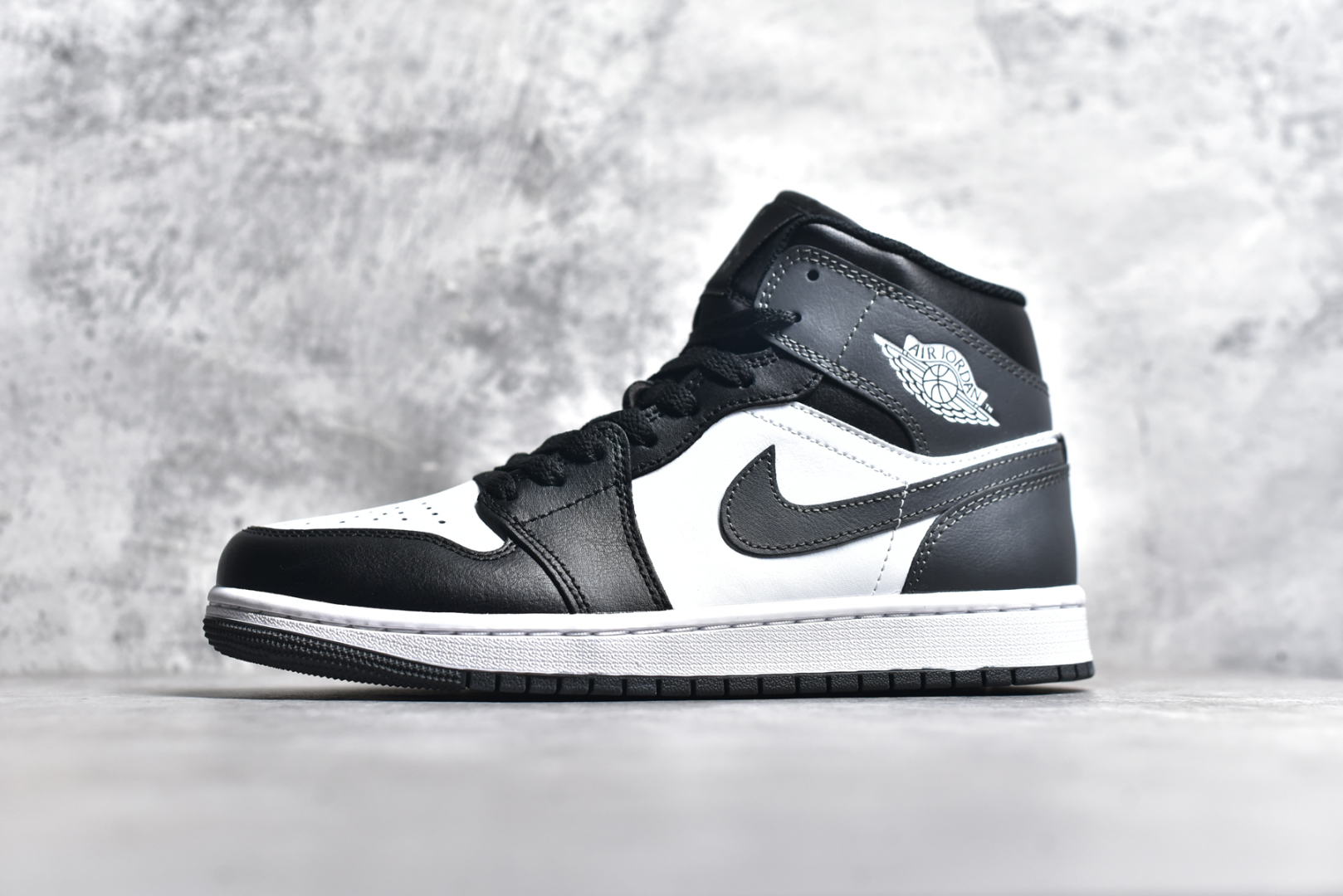 #独立开发 市面唯一纯原 Air Jordan AJ1 Mid 中帮 终端优势供应 市面中低帮最具代表性版本没有之一 口碑大厂出品 品控大底版型不断改良更新 全套原纸板楦头开发 确保原汁原味 完美呈现版型 完美零毛边处理 原厂内置全掌气垫 价格定位良心 平台专用代工流水线出品 一眼公司既视感 拿到手的一瞬间就与众不同 碾压市面所有版本 全部原鞋开发 每一个配色都会采购原鞋确认细节 打破市面看图做货无好货之说 尺码：40 40.5 41 42 42.5 43 44 44.5 45 46-选品中心