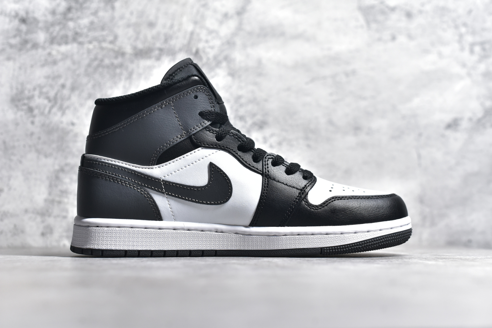 图片[3]-#独立开发 市面唯一纯原 Air Jordan AJ1 Mid 中帮 终端优势供应 市面中低帮最具代表性版本没有之一 口碑大厂出品 品控大底版型不断改良更新 全套原纸板楦头开发 确保原汁原味 完美呈现版型 完美零毛边处理 原厂内置全掌气垫 价格定位良心 平台专用代工流水线出品 一眼公司既视感 拿到手的一瞬间就与众不同 碾压市面所有版本 全部原鞋开发 每一个配色都会采购原鞋确认细节 打破市面看图做货无好货之说 尺码：40 40.5 41 42 42.5 43 44 44.5 45 46-选品中心