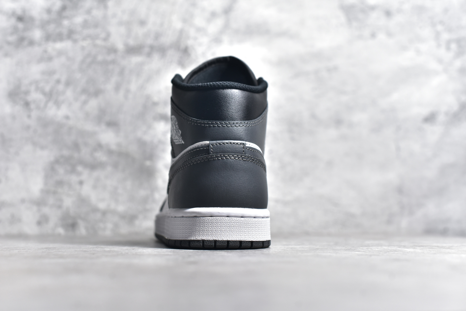 图片[5]-#独立开发 市面唯一纯原 Air Jordan AJ1 Mid 中帮 终端优势供应 市面中低帮最具代表性版本没有之一 口碑大厂出品 品控大底版型不断改良更新 全套原纸板楦头开发 确保原汁原味 完美呈现版型 完美零毛边处理 原厂内置全掌气垫 价格定位良心 平台专用代工流水线出品 一眼公司既视感 拿到手的一瞬间就与众不同 碾压市面所有版本 全部原鞋开发 每一个配色都会采购原鞋确认细节 打破市面看图做货无好货之说 尺码：40 40.5 41 42 42.5 43 44 44.5 45 46-选品中心