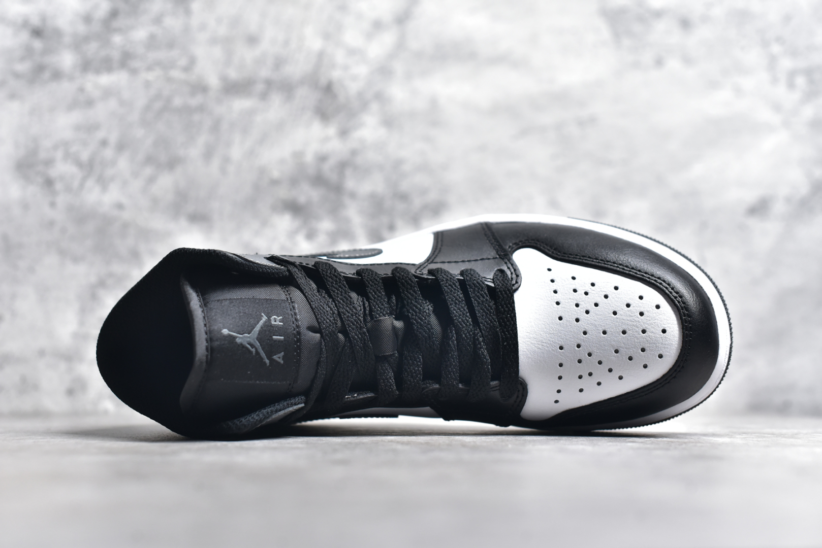 图片[4]-#独立开发 市面唯一纯原 Air Jordan AJ1 Mid 中帮 终端优势供应 市面中低帮最具代表性版本没有之一 口碑大厂出品 品控大底版型不断改良更新 全套原纸板楦头开发 确保原汁原味 完美呈现版型 完美零毛边处理 原厂内置全掌气垫 价格定位良心 平台专用代工流水线出品 一眼公司既视感 拿到手的一瞬间就与众不同 碾压市面所有版本 全部原鞋开发 每一个配色都会采购原鞋确认细节 打破市面看图做货无好货之说 尺码：40 40.5 41 42 42.5 43 44 44.5 45 46-选品中心