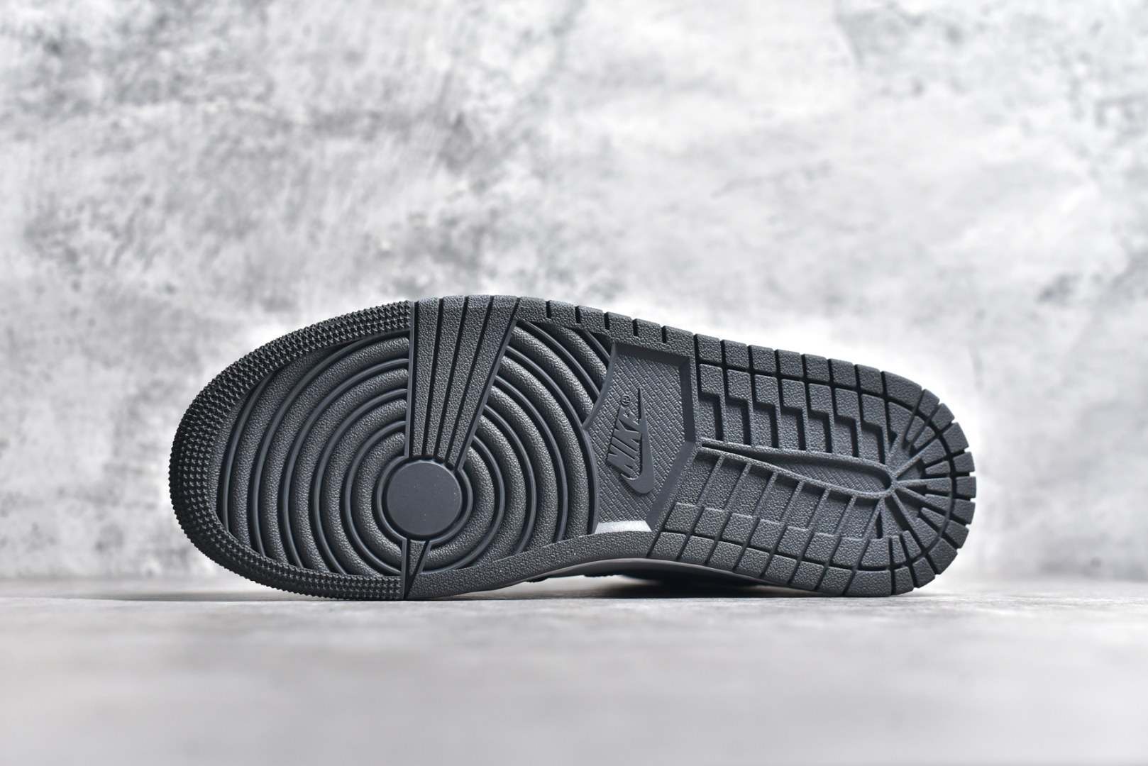 图片[6]-#独立开发 市面唯一纯原 Air Jordan AJ1 Mid 中帮 终端优势供应 市面中低帮最具代表性版本没有之一 口碑大厂出品 品控大底版型不断改良更新 全套原纸板楦头开发 确保原汁原味 完美呈现版型 完美零毛边处理 原厂内置全掌气垫 价格定位良心 平台专用代工流水线出品 一眼公司既视感 拿到手的一瞬间就与众不同 碾压市面所有版本 全部原鞋开发 每一个配色都会采购原鞋确认细节 打破市面看图做货无好货之说 尺码：40 40.5 41 42 42.5 43 44 44.5 45 46-选品中心