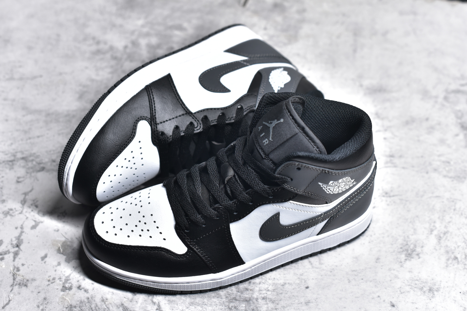 图片[7]-#独立开发 市面唯一纯原 Air Jordan AJ1 Mid 中帮 终端优势供应 市面中低帮最具代表性版本没有之一 口碑大厂出品 品控大底版型不断改良更新 全套原纸板楦头开发 确保原汁原味 完美呈现版型 完美零毛边处理 原厂内置全掌气垫 价格定位良心 平台专用代工流水线出品 一眼公司既视感 拿到手的一瞬间就与众不同 碾压市面所有版本 全部原鞋开发 每一个配色都会采购原鞋确认细节 打破市面看图做货无好货之说 尺码：40 40.5 41 42 42.5 43 44 44.5 45 46-选品中心