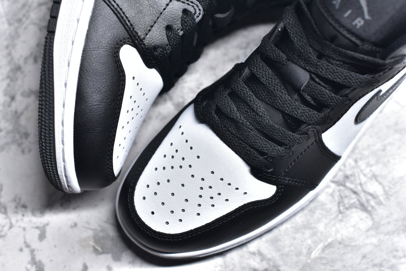 图片[8]-#独立开发 市面唯一纯原 Air Jordan AJ1 Mid 中帮 终端优势供应 市面中低帮最具代表性版本没有之一 口碑大厂出品 品控大底版型不断改良更新 全套原纸板楦头开发 确保原汁原味 完美呈现版型 完美零毛边处理 原厂内置全掌气垫 价格定位良心 平台专用代工流水线出品 一眼公司既视感 拿到手的一瞬间就与众不同 碾压市面所有版本 全部原鞋开发 每一个配色都会采购原鞋确认细节 打破市面看图做货无好货之说 尺码：40 40.5 41 42 42.5 43 44 44.5 45 46-选品中心