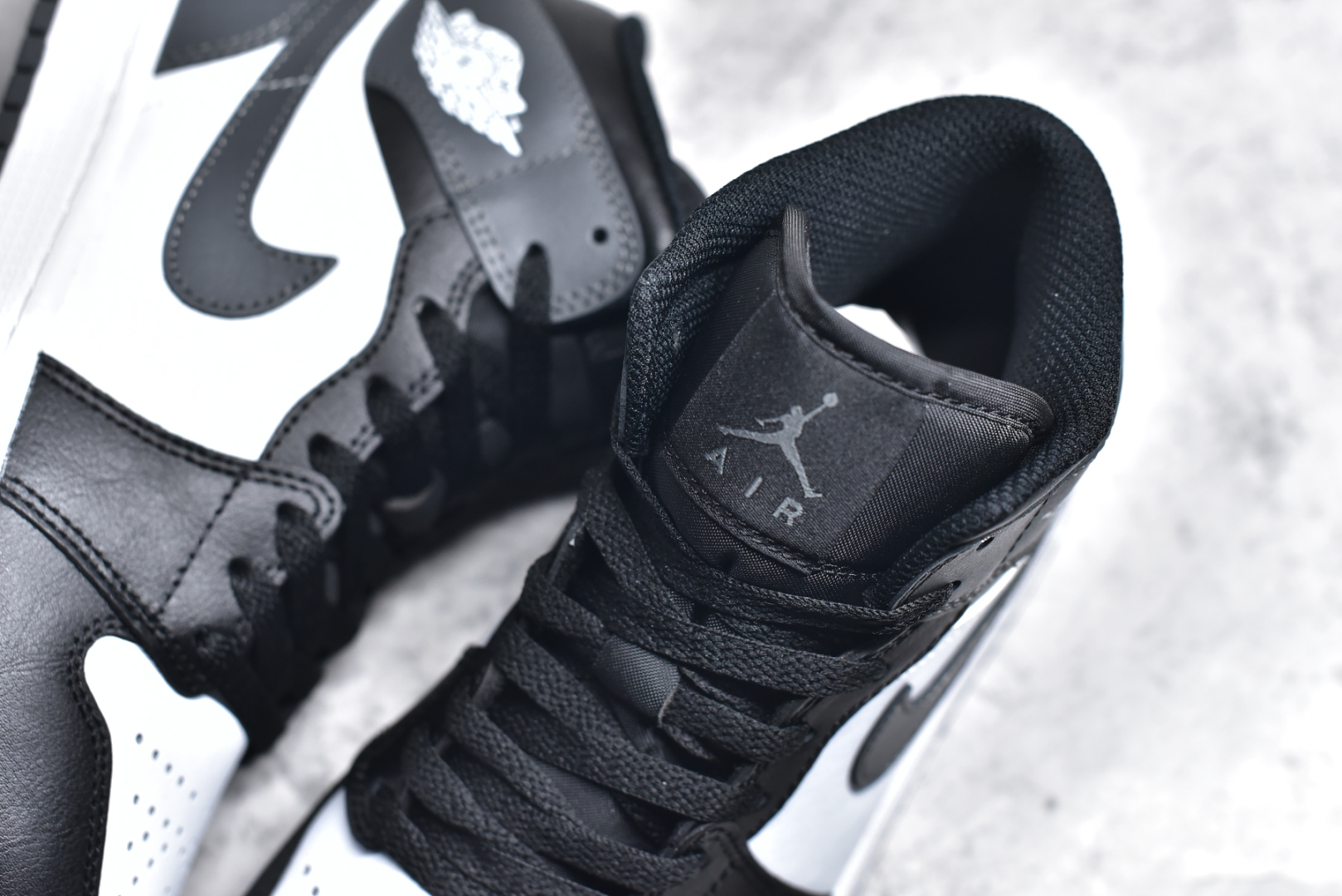 图片[9]-#独立开发 市面唯一纯原 Air Jordan AJ1 Mid 中帮 终端优势供应 市面中低帮最具代表性版本没有之一 口碑大厂出品 品控大底版型不断改良更新 全套原纸板楦头开发 确保原汁原味 完美呈现版型 完美零毛边处理 原厂内置全掌气垫 价格定位良心 平台专用代工流水线出品 一眼公司既视感 拿到手的一瞬间就与众不同 碾压市面所有版本 全部原鞋开发 每一个配色都会采购原鞋确认细节 打破市面看图做货无好货之说 尺码：40 40.5 41 42 42.5 43 44 44.5 45 46-选品中心
