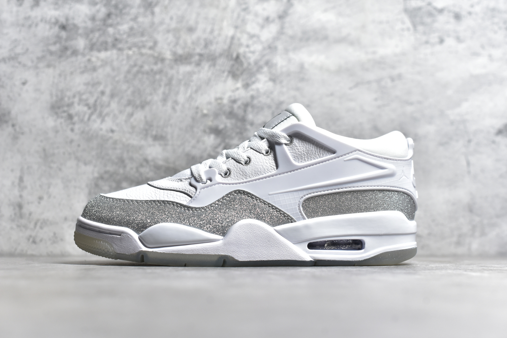 #Air Jordan AJ4 RM 重制版低帮复古篮球鞋 满天星白银 HQ3441-111 亲自操刀耗时半年巨作 全套原纸板楦头开发 确保原汁原味 完美呈现版型 一比一鞋头弧度高度鞋身弧度 原厂TPU 正确内里网布 菱角分明不变形无多余毛边 柔软性质感一致于原鞋 原厂织唛标 原厂飞人电绣工艺 尾指中部跳三针 独家绑鞋带手法 印刷中底布 四线拉帮 米色美纹纸贴合固定 进口港宝加持 后跟自然饱满 全鞋荧光划线卡点 追求极致完美 每一双都是工艺品 多重QC质检 超越公司货的品控标准 实实在在的免检产品 采用了低帮的设计 并保留了众多AJ4的经典元素 鞋身以皮革、麂皮材质拼接打造 AJ4经典的TPU材质延伸至后跟 增强鞋款稳定性 而鞋身侧面的网格设计则被取消 尾部的NIKE AIR标志也得到保留 并同时带有飞人logo 中底部分同样搭载了可视AIR气垫 鞋底采用米白色中底和外底呈现 为整个设计收尾 尺码：36 36.5 37.5 38 38.5 39 40 40.5 41 42 42.5 43 44 44.5 45 46 47.5-选品中心