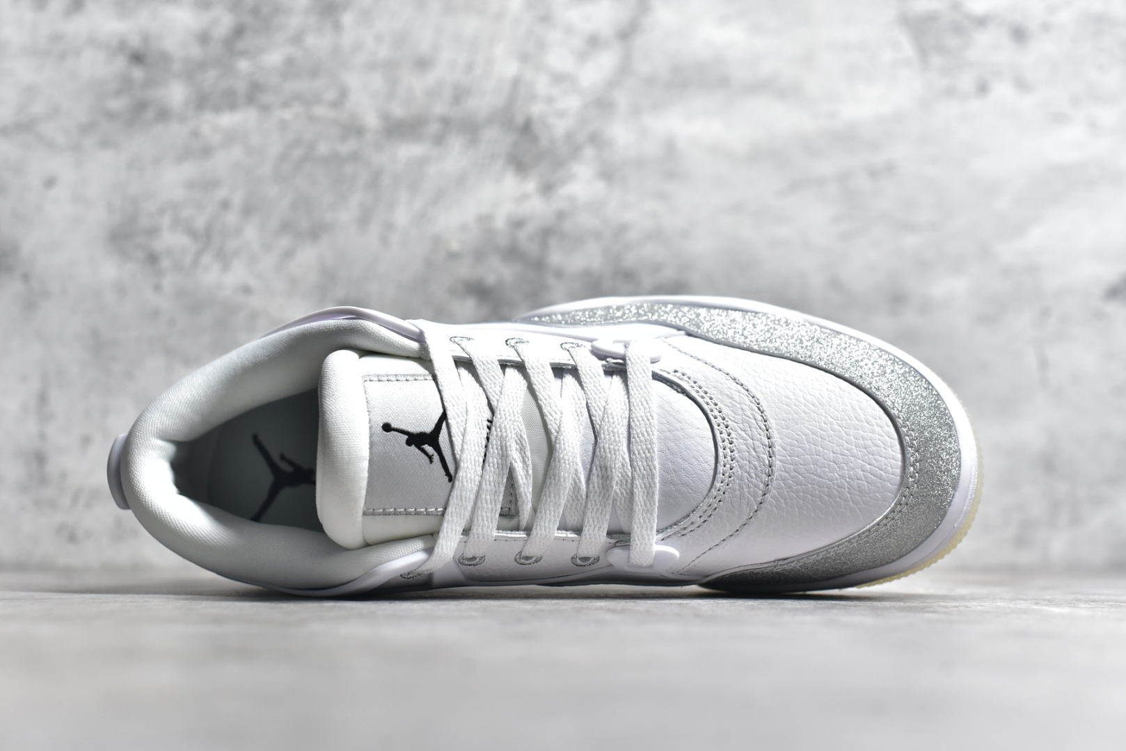 图片[4]-#Air Jordan AJ4 RM 重制版低帮复古篮球鞋 满天星白银 HQ3441-111 亲自操刀耗时半年巨作 全套原纸板楦头开发 确保原汁原味 完美呈现版型 一比一鞋头弧度高度鞋身弧度 原厂TPU 正确内里网布 菱角分明不变形无多余毛边 柔软性质感一致于原鞋 原厂织唛标 原厂飞人电绣工艺 尾指中部跳三针 独家绑鞋带手法 印刷中底布 四线拉帮 米色美纹纸贴合固定 进口港宝加持 后跟自然饱满 全鞋荧光划线卡点 追求极致完美 每一双都是工艺品 多重QC质检 超越公司货的品控标准 实实在在的免检产品 采用了低帮的设计 并保留了众多AJ4的经典元素 鞋身以皮革、麂皮材质拼接打造 AJ4经典的TPU材质延伸至后跟 增强鞋款稳定性 而鞋身侧面的网格设计则被取消 尾部的NIKE AIR标志也得到保留 并同时带有飞人logo 中底部分同样搭载了可视AIR气垫 鞋底采用米白色中底和外底呈现 为整个设计收尾 尺码：36 36.5 37.5 38 38.5 39 40 40.5 41 42 42.5 43 44 44.5 45 46 47.5-选品中心