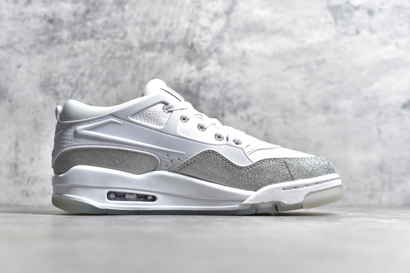 图片[3]-#Air Jordan AJ4 RM 重制版低帮复古篮球鞋 满天星白银 HQ3441-111 亲自操刀耗时半年巨作 全套原纸板楦头开发 确保原汁原味 完美呈现版型 一比一鞋头弧度高度鞋身弧度 原厂TPU 正确内里网布 菱角分明不变形无多余毛边 柔软性质感一致于原鞋 原厂织唛标 原厂飞人电绣工艺 尾指中部跳三针 独家绑鞋带手法 印刷中底布 四线拉帮 米色美纹纸贴合固定 进口港宝加持 后跟自然饱满 全鞋荧光划线卡点 追求极致完美 每一双都是工艺品 多重QC质检 超越公司货的品控标准 实实在在的免检产品 采用了低帮的设计 并保留了众多AJ4的经典元素 鞋身以皮革、麂皮材质拼接打造 AJ4经典的TPU材质延伸至后跟 增强鞋款稳定性 而鞋身侧面的网格设计则被取消 尾部的NIKE AIR标志也得到保留 并同时带有飞人logo 中底部分同样搭载了可视AIR气垫 鞋底采用米白色中底和外底呈现 为整个设计收尾 尺码：36 36.5 37.5 38 38.5 39 40 40.5 41 42 42.5 43 44 44.5 45 46 47.5-选品中心