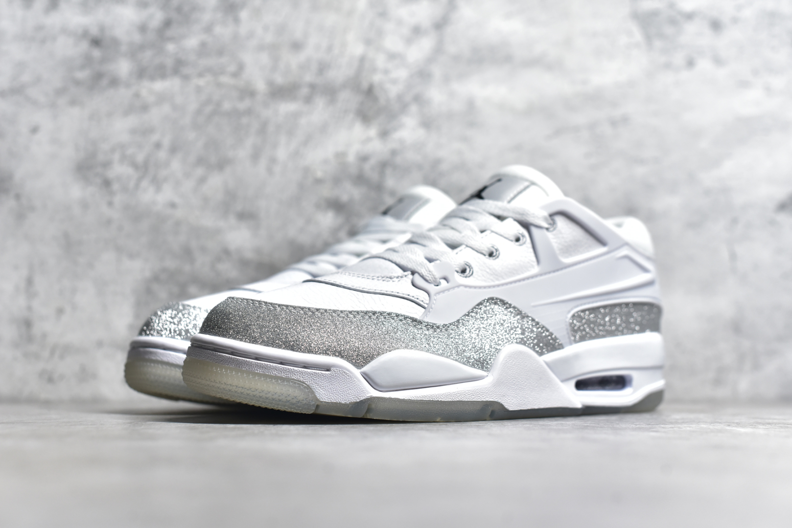 图片[2]-#Air Jordan AJ4 RM 重制版低帮复古篮球鞋 满天星白银 HQ3441-111 亲自操刀耗时半年巨作 全套原纸板楦头开发 确保原汁原味 完美呈现版型 一比一鞋头弧度高度鞋身弧度 原厂TPU 正确内里网布 菱角分明不变形无多余毛边 柔软性质感一致于原鞋 原厂织唛标 原厂飞人电绣工艺 尾指中部跳三针 独家绑鞋带手法 印刷中底布 四线拉帮 米色美纹纸贴合固定 进口港宝加持 后跟自然饱满 全鞋荧光划线卡点 追求极致完美 每一双都是工艺品 多重QC质检 超越公司货的品控标准 实实在在的免检产品 采用了低帮的设计 并保留了众多AJ4的经典元素 鞋身以皮革、麂皮材质拼接打造 AJ4经典的TPU材质延伸至后跟 增强鞋款稳定性 而鞋身侧面的网格设计则被取消 尾部的NIKE AIR标志也得到保留 并同时带有飞人logo 中底部分同样搭载了可视AIR气垫 鞋底采用米白色中底和外底呈现 为整个设计收尾 尺码：36 36.5 37.5 38 38.5 39 40 40.5 41 42 42.5 43 44 44.5 45 46 47.5-选品中心