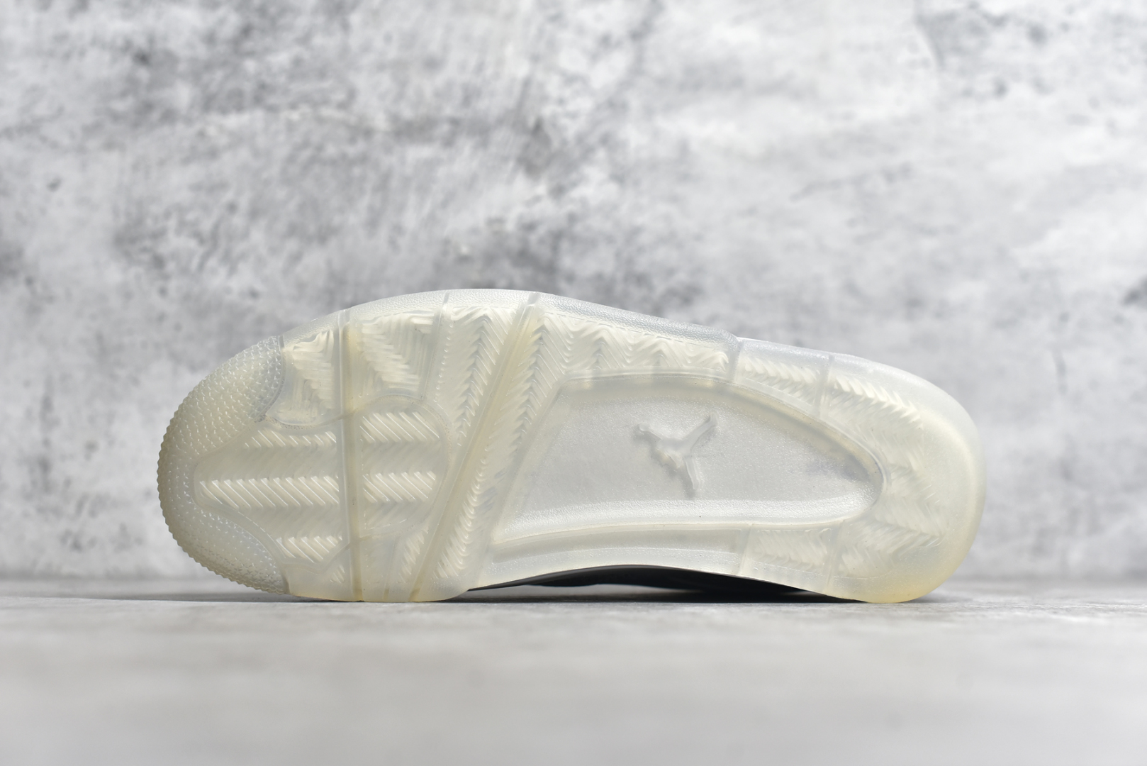 图片[6]-#Air Jordan AJ4 RM 重制版低帮复古篮球鞋 满天星白银 HQ3441-111 亲自操刀耗时半年巨作 全套原纸板楦头开发 确保原汁原味 完美呈现版型 一比一鞋头弧度高度鞋身弧度 原厂TPU 正确内里网布 菱角分明不变形无多余毛边 柔软性质感一致于原鞋 原厂织唛标 原厂飞人电绣工艺 尾指中部跳三针 独家绑鞋带手法 印刷中底布 四线拉帮 米色美纹纸贴合固定 进口港宝加持 后跟自然饱满 全鞋荧光划线卡点 追求极致完美 每一双都是工艺品 多重QC质检 超越公司货的品控标准 实实在在的免检产品 采用了低帮的设计 并保留了众多AJ4的经典元素 鞋身以皮革、麂皮材质拼接打造 AJ4经典的TPU材质延伸至后跟 增强鞋款稳定性 而鞋身侧面的网格设计则被取消 尾部的NIKE AIR标志也得到保留 并同时带有飞人logo 中底部分同样搭载了可视AIR气垫 鞋底采用米白色中底和外底呈现 为整个设计收尾 尺码：36 36.5 37.5 38 38.5 39 40 40.5 41 42 42.5 43 44 44.5 45 46 47.5-选品中心