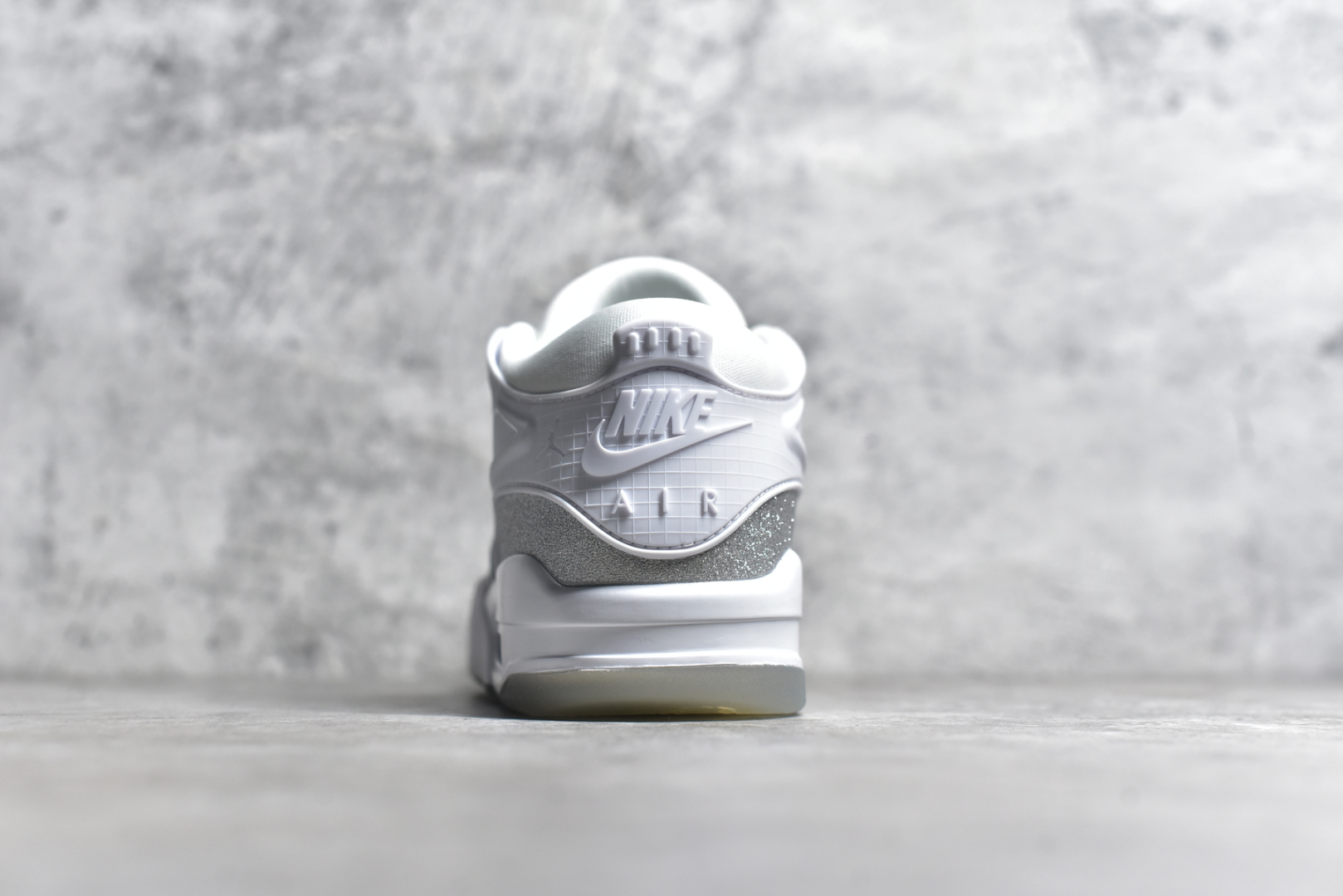 图片[5]-#Air Jordan AJ4 RM 重制版低帮复古篮球鞋 满天星白银 HQ3441-111 亲自操刀耗时半年巨作 全套原纸板楦头开发 确保原汁原味 完美呈现版型 一比一鞋头弧度高度鞋身弧度 原厂TPU 正确内里网布 菱角分明不变形无多余毛边 柔软性质感一致于原鞋 原厂织唛标 原厂飞人电绣工艺 尾指中部跳三针 独家绑鞋带手法 印刷中底布 四线拉帮 米色美纹纸贴合固定 进口港宝加持 后跟自然饱满 全鞋荧光划线卡点 追求极致完美 每一双都是工艺品 多重QC质检 超越公司货的品控标准 实实在在的免检产品 采用了低帮的设计 并保留了众多AJ4的经典元素 鞋身以皮革、麂皮材质拼接打造 AJ4经典的TPU材质延伸至后跟 增强鞋款稳定性 而鞋身侧面的网格设计则被取消 尾部的NIKE AIR标志也得到保留 并同时带有飞人logo 中底部分同样搭载了可视AIR气垫 鞋底采用米白色中底和外底呈现 为整个设计收尾 尺码：36 36.5 37.5 38 38.5 39 40 40.5 41 42 42.5 43 44 44.5 45 46 47.5-选品中心
