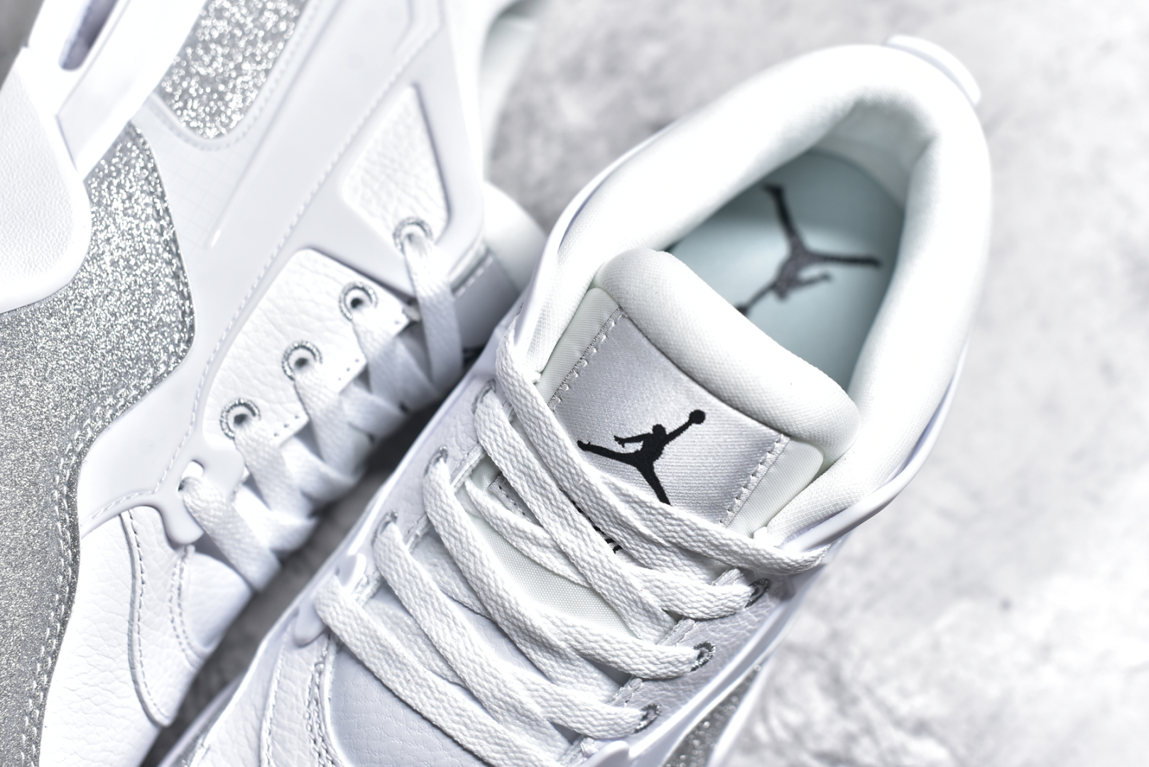图片[9]-#Air Jordan AJ4 RM 重制版低帮复古篮球鞋 满天星白银 HQ3441-111 亲自操刀耗时半年巨作 全套原纸板楦头开发 确保原汁原味 完美呈现版型 一比一鞋头弧度高度鞋身弧度 原厂TPU 正确内里网布 菱角分明不变形无多余毛边 柔软性质感一致于原鞋 原厂织唛标 原厂飞人电绣工艺 尾指中部跳三针 独家绑鞋带手法 印刷中底布 四线拉帮 米色美纹纸贴合固定 进口港宝加持 后跟自然饱满 全鞋荧光划线卡点 追求极致完美 每一双都是工艺品 多重QC质检 超越公司货的品控标准 实实在在的免检产品 采用了低帮的设计 并保留了众多AJ4的经典元素 鞋身以皮革、麂皮材质拼接打造 AJ4经典的TPU材质延伸至后跟 增强鞋款稳定性 而鞋身侧面的网格设计则被取消 尾部的NIKE AIR标志也得到保留 并同时带有飞人logo 中底部分同样搭载了可视AIR气垫 鞋底采用米白色中底和外底呈现 为整个设计收尾 尺码：36 36.5 37.5 38 38.5 39 40 40.5 41 42 42.5 43 44 44.5 45 46 47.5-选品中心