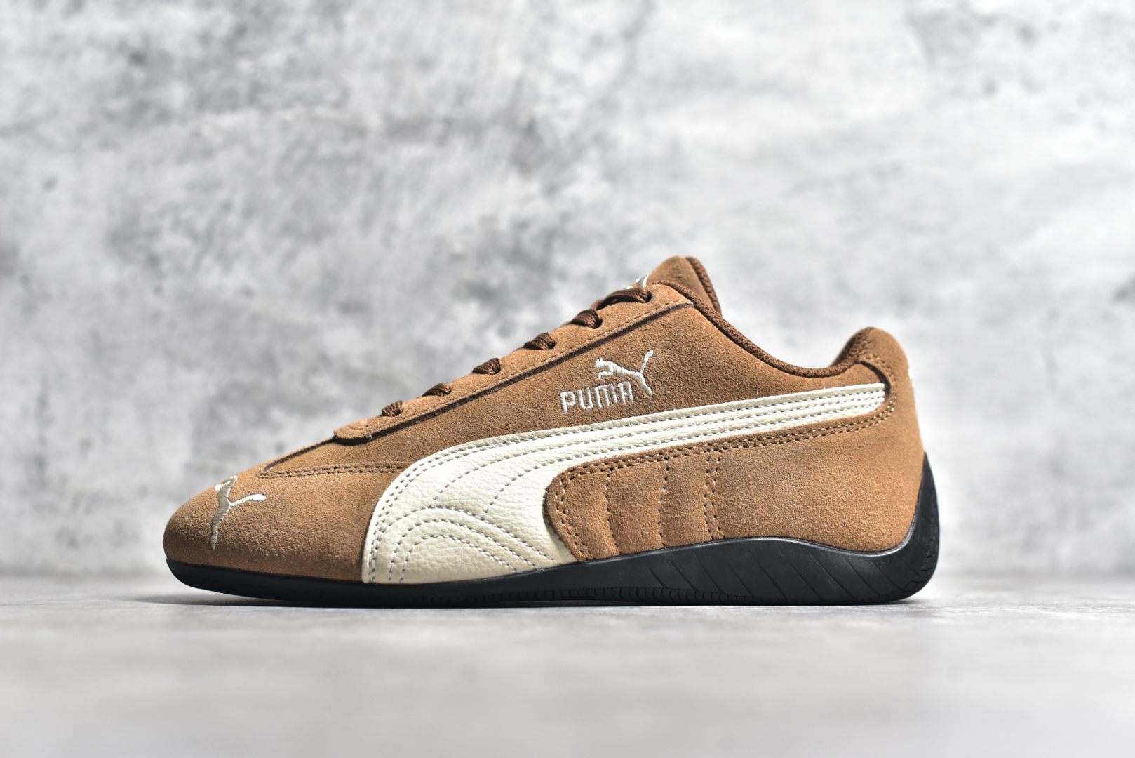 #彪马二代 Puma Palermo OG 复古单品 彪马 防滑耐磨低帮德训板鞋 孔眼底座和脚趾凸起由绒面革材料制成 支持侧踏时的踏步工作 脚背和侧板采用尼龙网布 即使在健身房等使用环境中也能确保透气性 像吸盘一样的设计是为了提高体育馆表面的抓地力性能 尺码： 36 36.5 37.5 38 38.5 39 40 40.5 41 42 42.5 43 44 45-选品中心