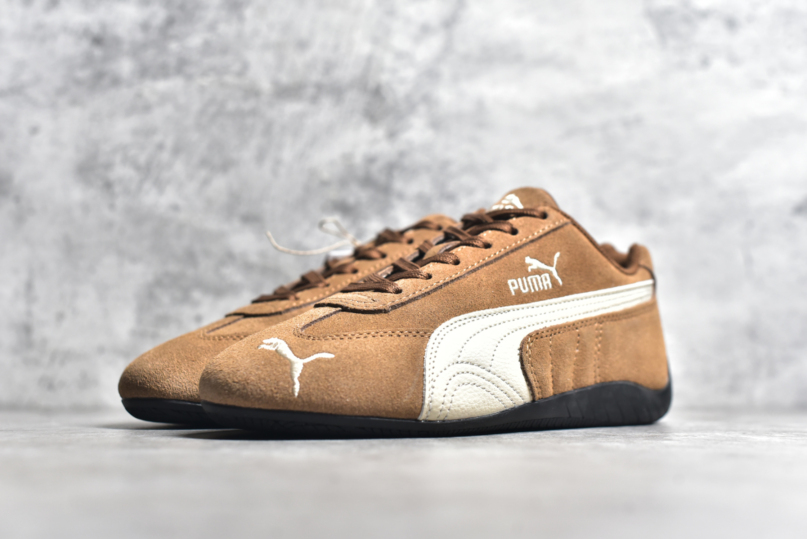 图片[2]-#彪马二代 Puma Palermo OG 复古单品 彪马 防滑耐磨低帮德训板鞋 孔眼底座和脚趾凸起由绒面革材料制成 支持侧踏时的踏步工作 脚背和侧板采用尼龙网布 即使在健身房等使用环境中也能确保透气性 像吸盘一样的设计是为了提高体育馆表面的抓地力性能 尺码： 36 36.5 37.5 38 38.5 39 40 40.5 41 42 42.5 43 44 45-选品中心
