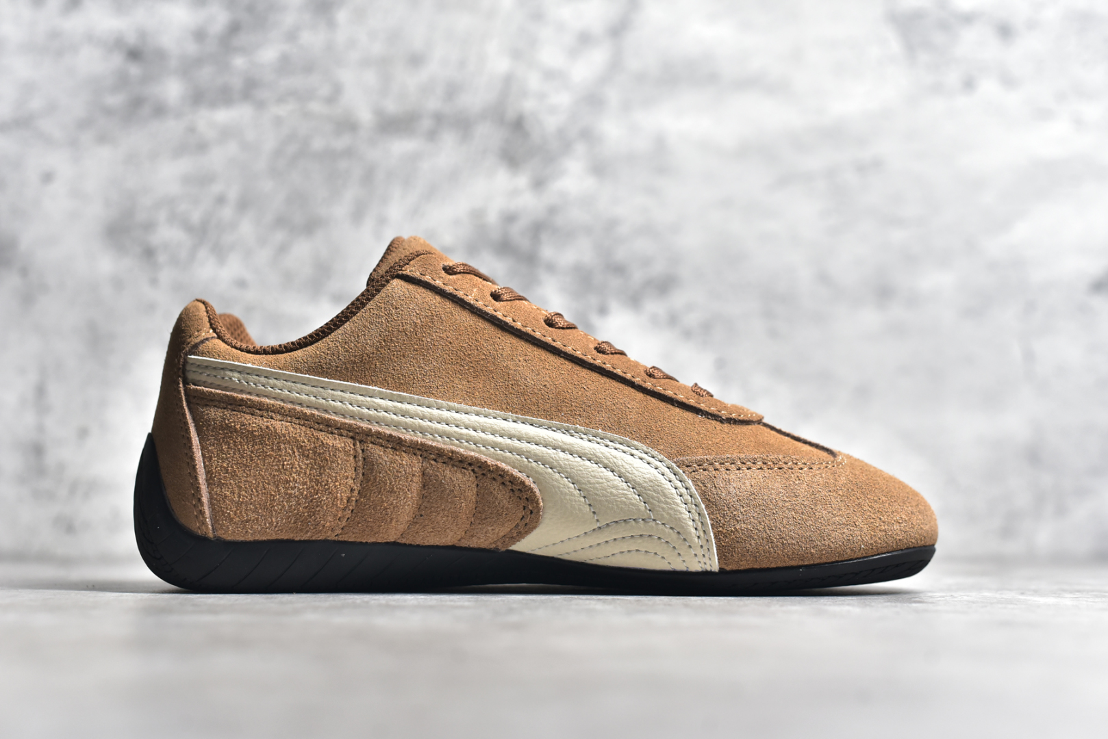 图片[3]-#彪马二代 Puma Palermo OG 复古单品 彪马 防滑耐磨低帮德训板鞋 孔眼底座和脚趾凸起由绒面革材料制成 支持侧踏时的踏步工作 脚背和侧板采用尼龙网布 即使在健身房等使用环境中也能确保透气性 像吸盘一样的设计是为了提高体育馆表面的抓地力性能 尺码： 36 36.5 37.5 38 38.5 39 40 40.5 41 42 42.5 43 44 45-选品中心