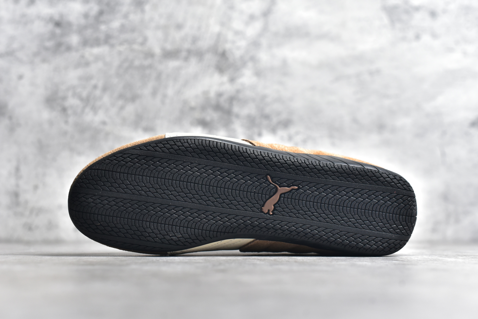 图片[6]-#彪马二代 Puma Palermo OG 复古单品 彪马 防滑耐磨低帮德训板鞋 孔眼底座和脚趾凸起由绒面革材料制成 支持侧踏时的踏步工作 脚背和侧板采用尼龙网布 即使在健身房等使用环境中也能确保透气性 像吸盘一样的设计是为了提高体育馆表面的抓地力性能 尺码： 36 36.5 37.5 38 38.5 39 40 40.5 41 42 42.5 43 44 45-选品中心