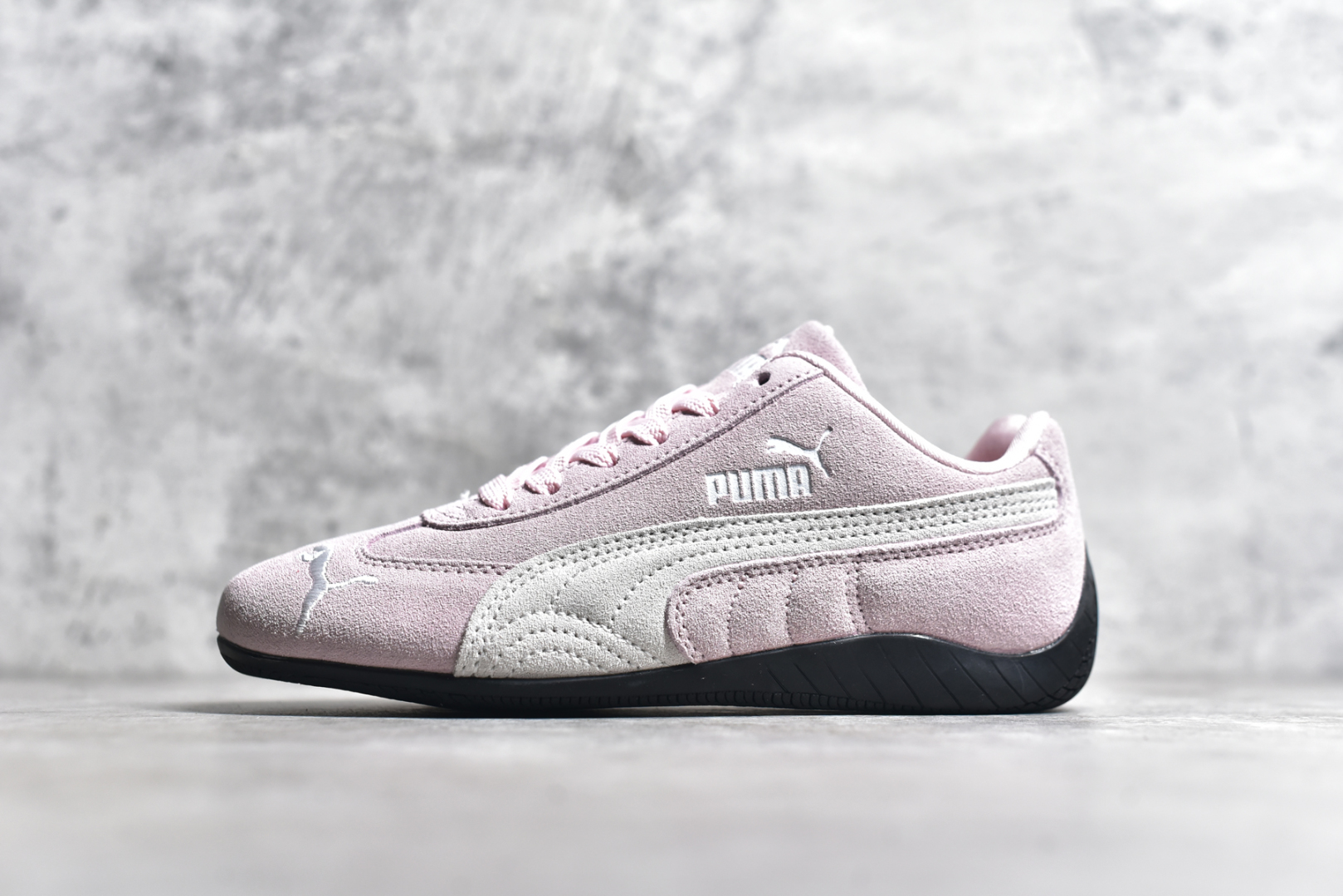 #彪马二代 Puma Palermo OG 复古单品 彪马 防滑耐磨低帮德训板鞋 孔眼底座和脚趾凸起由绒面革材料制成 支持侧踏时的踏步工作 脚背和侧板采用尼龙网布 即使在健身房等使用环境中也能确保透气性 像吸盘一样的设计是为了提高体育馆表面的抓地力性能 尺码： 36 36.5 37.5 38 38.5 39 40 40.5 41 42 42.5 43 44 45-选品中心