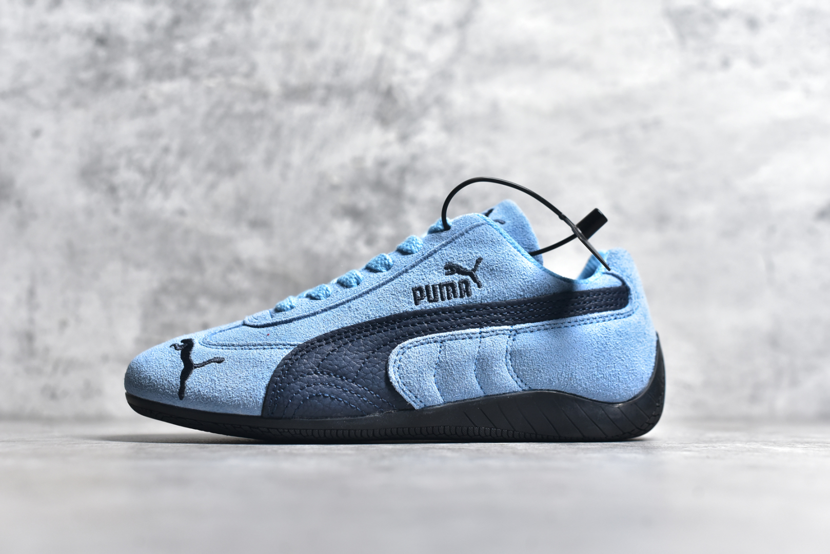#彪马二代 Puma Palermo OG 复古单品 彪马 防滑耐磨低帮德训板鞋 孔眼底座和脚趾凸起由绒面革材料制成 支持侧踏时的踏步工作 脚背和侧板采用尼龙网布 即使在健身房等使用环境中也能确保透气性 像吸盘一样的设计是为了提高体育馆表面的抓地力性能 尺码： 36 36.5 37.5 38 38.5 39 40 40.5 41 42 42.5 43 44 45-选品中心