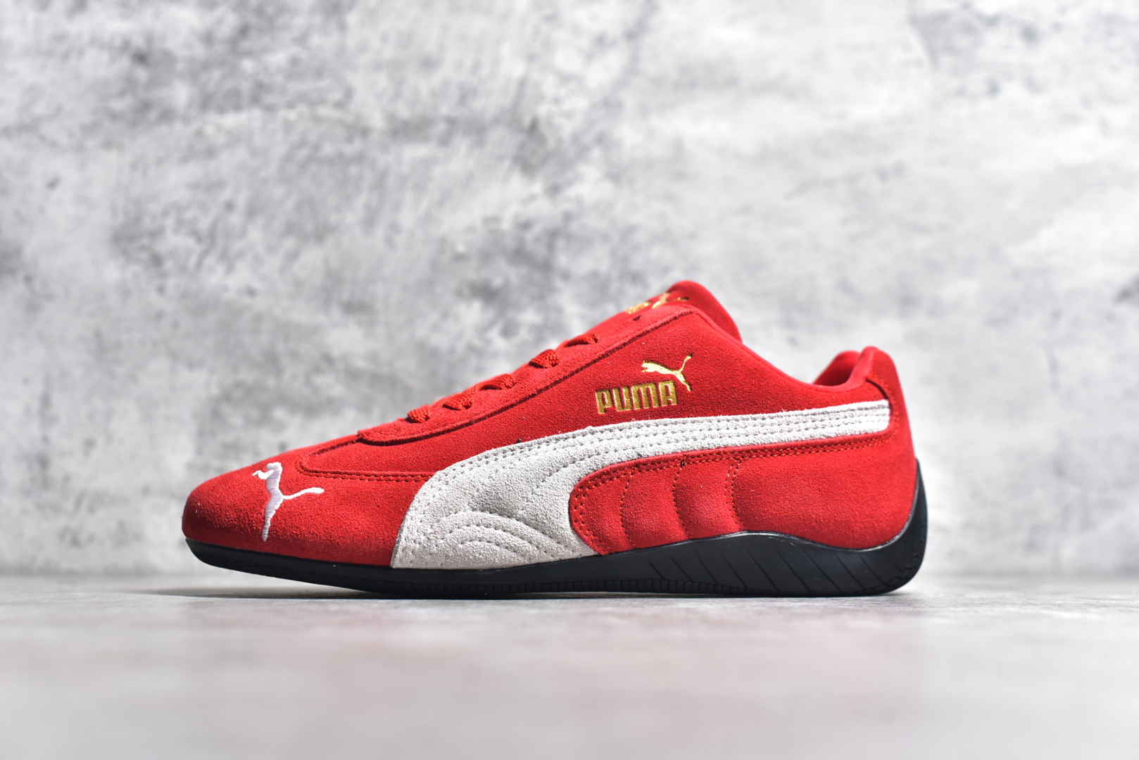 #彪马二代 Puma Palermo OG 复古单品 彪马 防滑耐磨低帮德训板鞋 孔眼底座和脚趾凸起由绒面革材料制成 支持侧踏时的踏步工作 脚背和侧板采用尼龙网布 即使在健身房等使用环境中也能确保透气性 像吸盘一样的设计是为了提高体育馆表面的抓地力性能 尺码： 36 36.5 37.5 38 38.5 39 40 40.5 41 42 42.5 43 44 45-选品中心