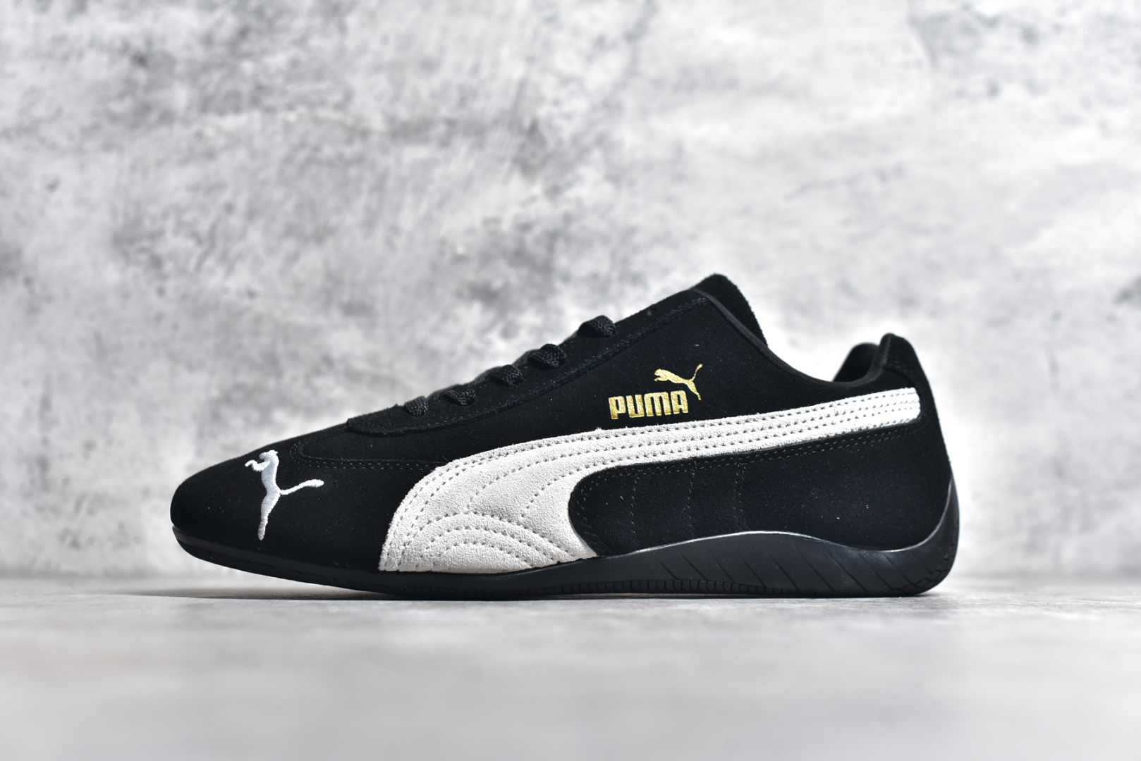 #彪马二代 Puma Palermo OG 复古单品 彪马 防滑耐磨低帮德训板鞋 孔眼底座和脚趾凸起由绒面革材料制成 支持侧踏时的踏步工作 脚背和侧板采用尼龙网布 即使在健身房等使用环境中也能确保透气性 像吸盘一样的设计是为了提高体育馆表面的抓地力性能 尺码： 36 36.5 37.5 38 38.5 39 40 40.5 41 42 42.5 43 44 45-选品中心