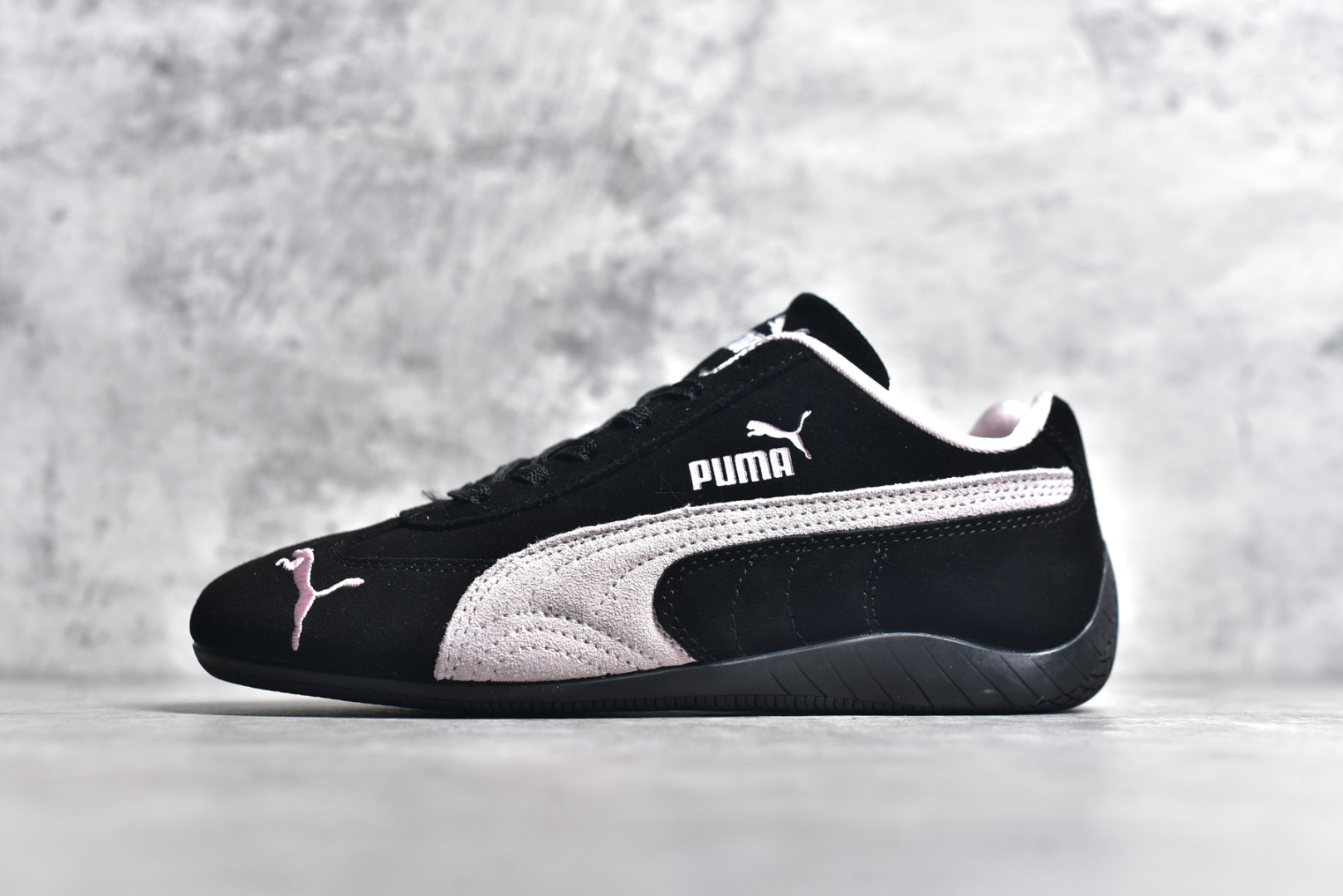 #彪马二代 Puma Palermo OG 复古单品 彪马 防滑耐磨低帮德训板鞋 孔眼底座和脚趾凸起由绒面革材料制成 支持侧踏时的踏步工作 脚背和侧板采用尼龙网布 即使在健身房等使用环境中也能确保透气性 像吸盘一样的设计是为了提高体育馆表面的抓地力性能 尺码： 36 36.5 37.5 38 38.5 39 40 40.5 41 42 42.5 43 44 45-选品中心