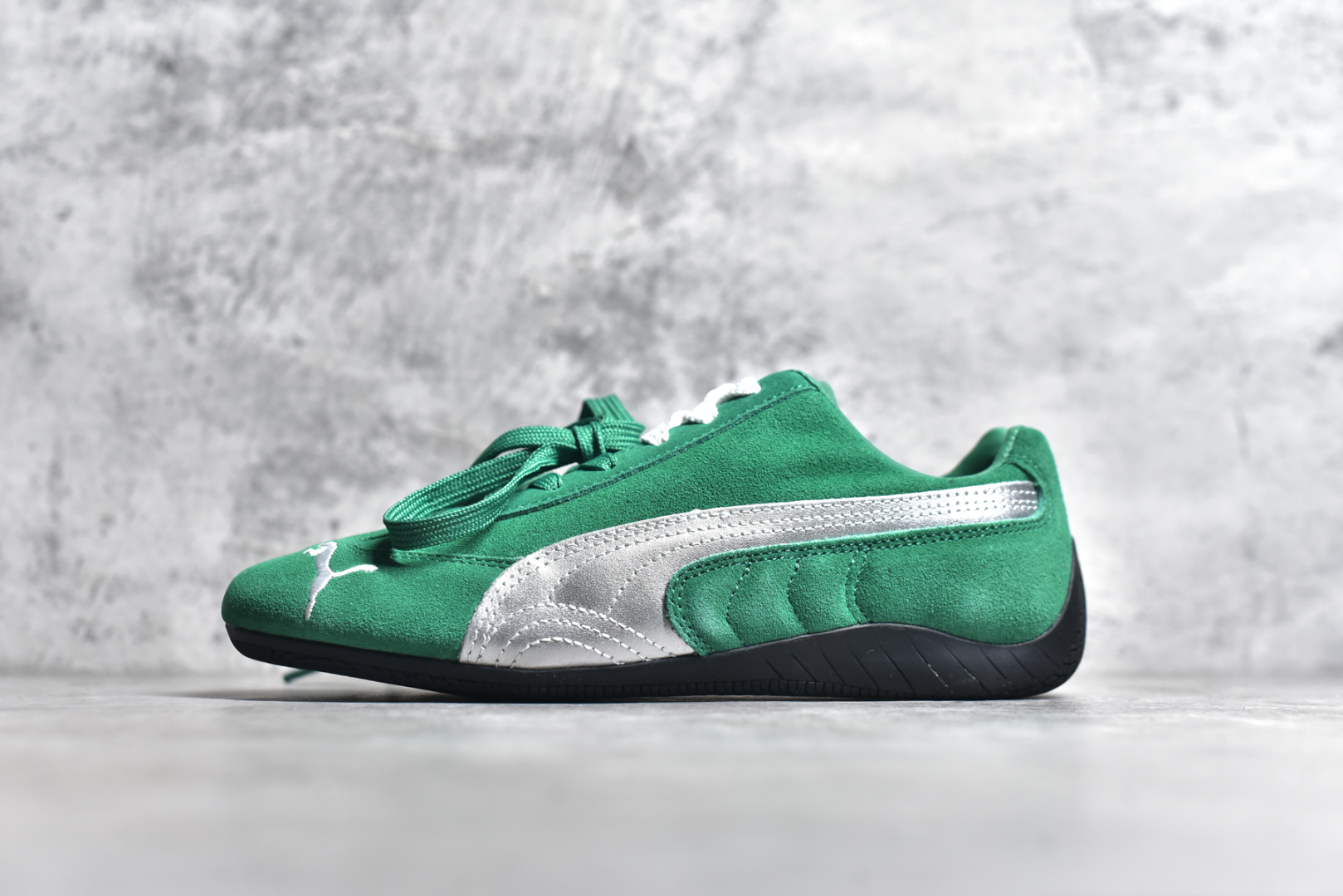 #彪马二代 Puma Palermo OG 复古单品 彪马 防滑耐磨低帮德训板鞋 孔眼底座和脚趾凸起由绒面革材料制成 支持侧踏时的踏步工作 脚背和侧板采用尼龙网布 即使在健身房等使用环境中也能确保透气性 像吸盘一样的设计是为了提高体育馆表面的抓地力性能 尺码： 36 36.5 37.5 38 38.5 39 40 40.5 41 42 42.5 43 44 45-选品中心