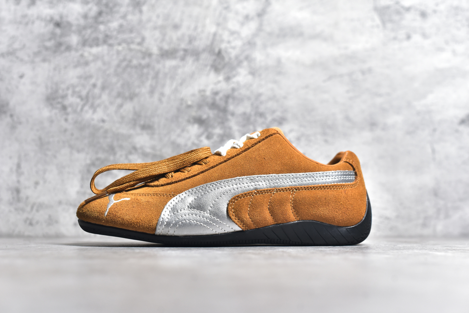 #彪马二代 Puma Palermo OG 复古单品 彪马 防滑耐磨低帮德训板鞋 孔眼底座和脚趾凸起由绒面革材料制成 支持侧踏时的踏步工作 脚背和侧板采用尼龙网布 即使在健身房等使用环境中也能确保透气性 像吸盘一样的设计是为了提高体育馆表面的抓地力性能 尺码： 36 36.5 37.5 38 38.5 39 40 40.5 41 42 42.5 43 44 45-选品中心
