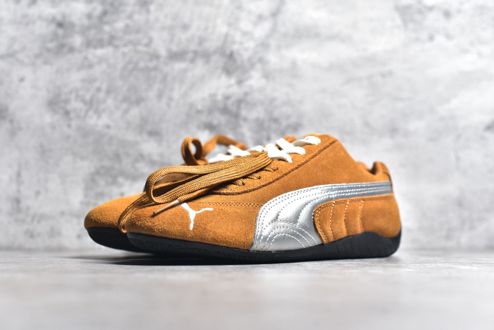图片[2]-#彪马二代 Puma Palermo OG 复古单品 彪马 防滑耐磨低帮德训板鞋 孔眼底座和脚趾凸起由绒面革材料制成 支持侧踏时的踏步工作 脚背和侧板采用尼龙网布 即使在健身房等使用环境中也能确保透气性 像吸盘一样的设计是为了提高体育馆表面的抓地力性能 尺码： 36 36.5 37.5 38 38.5 39 40 40.5 41 42 42.5 43 44 45-选品中心