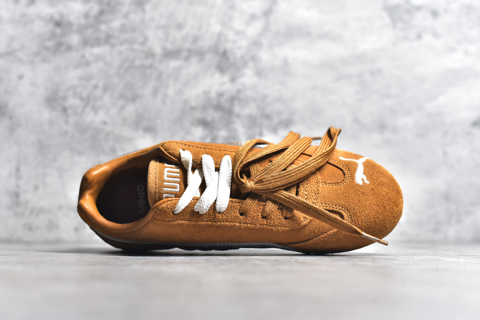 图片[4]-#彪马二代 Puma Palermo OG 复古单品 彪马 防滑耐磨低帮德训板鞋 孔眼底座和脚趾凸起由绒面革材料制成 支持侧踏时的踏步工作 脚背和侧板采用尼龙网布 即使在健身房等使用环境中也能确保透气性 像吸盘一样的设计是为了提高体育馆表面的抓地力性能 尺码： 36 36.5 37.5 38 38.5 39 40 40.5 41 42 42.5 43 44 45-选品中心