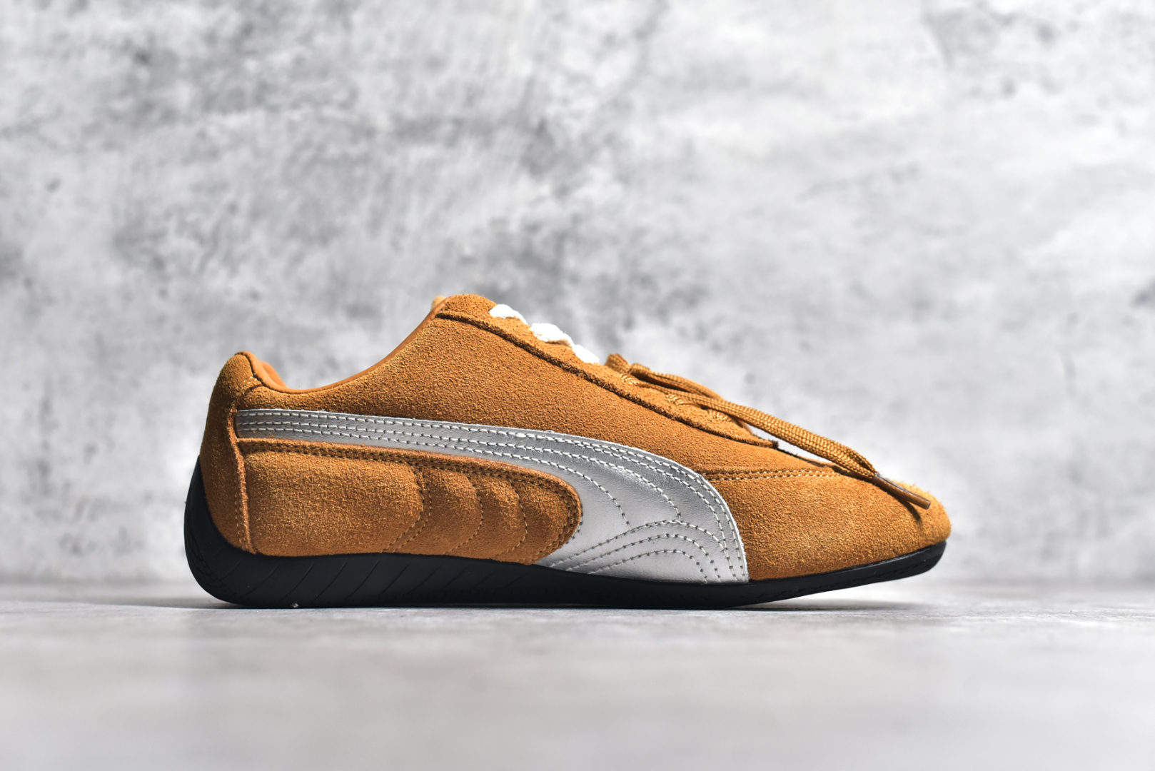 图片[3]-#彪马二代 Puma Palermo OG 复古单品 彪马 防滑耐磨低帮德训板鞋 孔眼底座和脚趾凸起由绒面革材料制成 支持侧踏时的踏步工作 脚背和侧板采用尼龙网布 即使在健身房等使用环境中也能确保透气性 像吸盘一样的设计是为了提高体育馆表面的抓地力性能 尺码： 36 36.5 37.5 38 38.5 39 40 40.5 41 42 42.5 43 44 45-选品中心