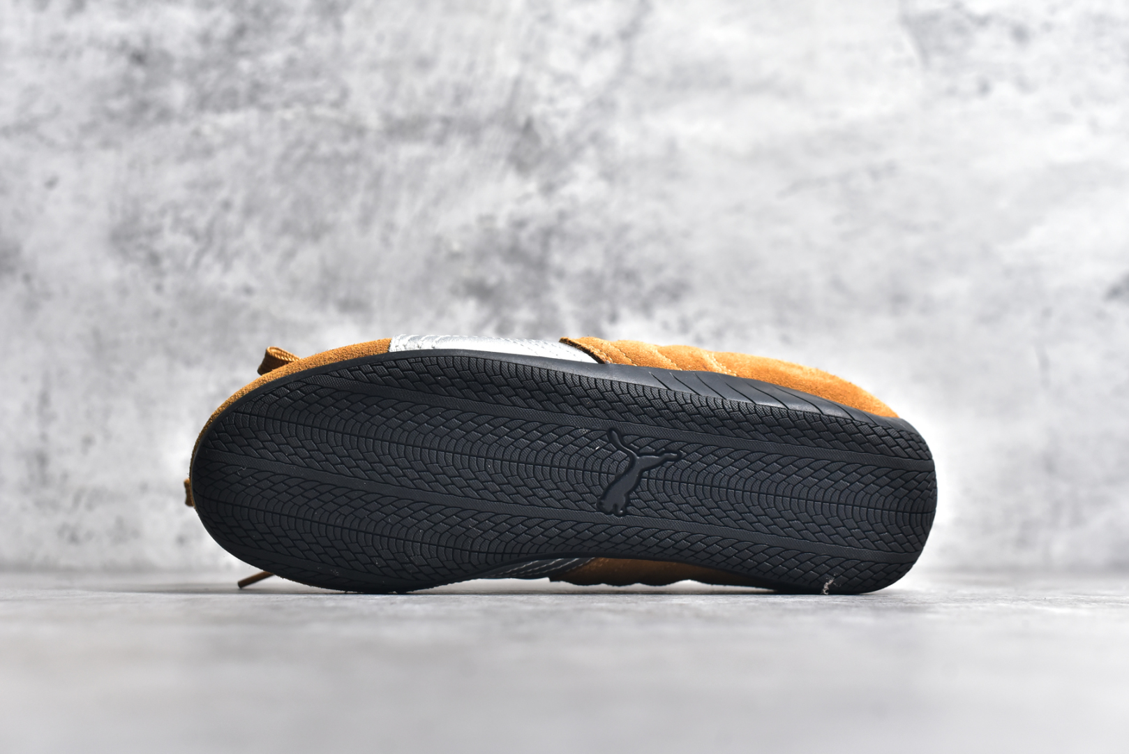 图片[6]-#彪马二代 Puma Palermo OG 复古单品 彪马 防滑耐磨低帮德训板鞋 孔眼底座和脚趾凸起由绒面革材料制成 支持侧踏时的踏步工作 脚背和侧板采用尼龙网布 即使在健身房等使用环境中也能确保透气性 像吸盘一样的设计是为了提高体育馆表面的抓地力性能 尺码： 36 36.5 37.5 38 38.5 39 40 40.5 41 42 42.5 43 44 45-选品中心