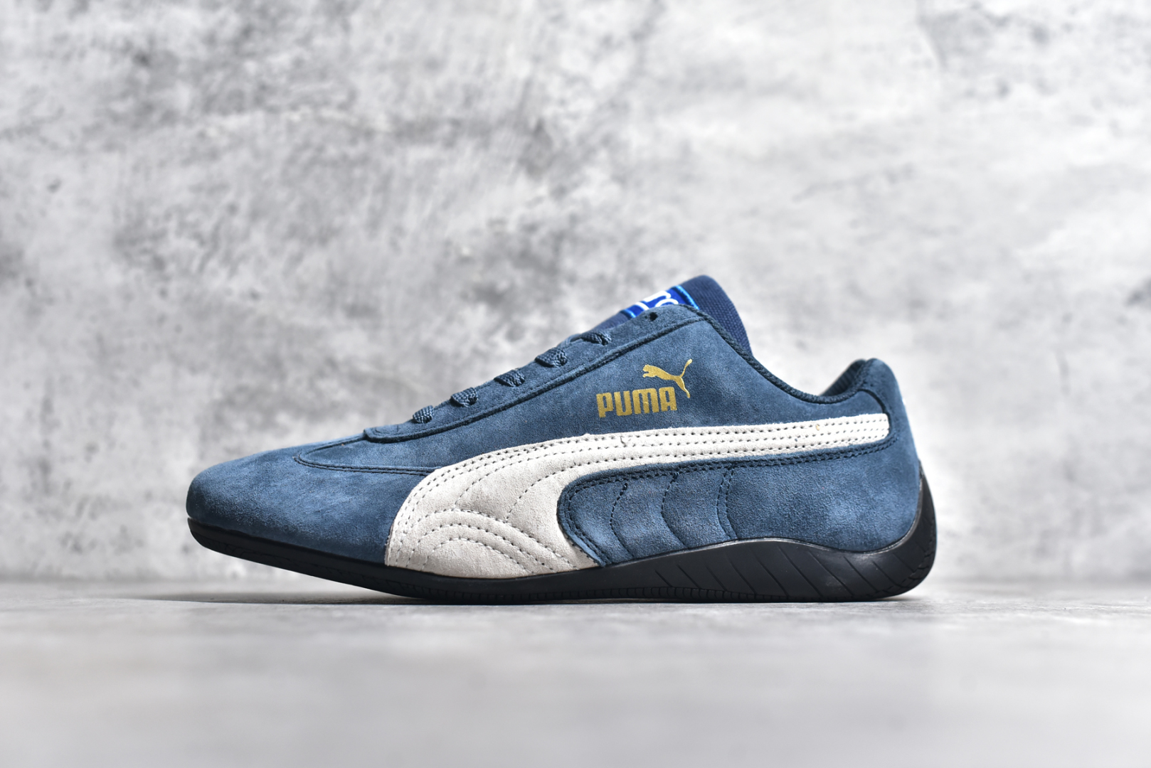 #彪马二代 Puma Palermo OG 复古单品 彪马 防滑耐磨低帮德训板鞋 孔眼底座和脚趾凸起由绒面革材料制成 支持侧踏时的踏步工作 脚背和侧板采用尼龙网布 即使在健身房等使用环境中也能确保透气性 像吸盘一样的设计是为了提高体育馆表面的抓地力性能 尺码： 36 36.5 37.5 38 38.5 39 40 40.5 41 42 42.5 43 44 45-选品中心