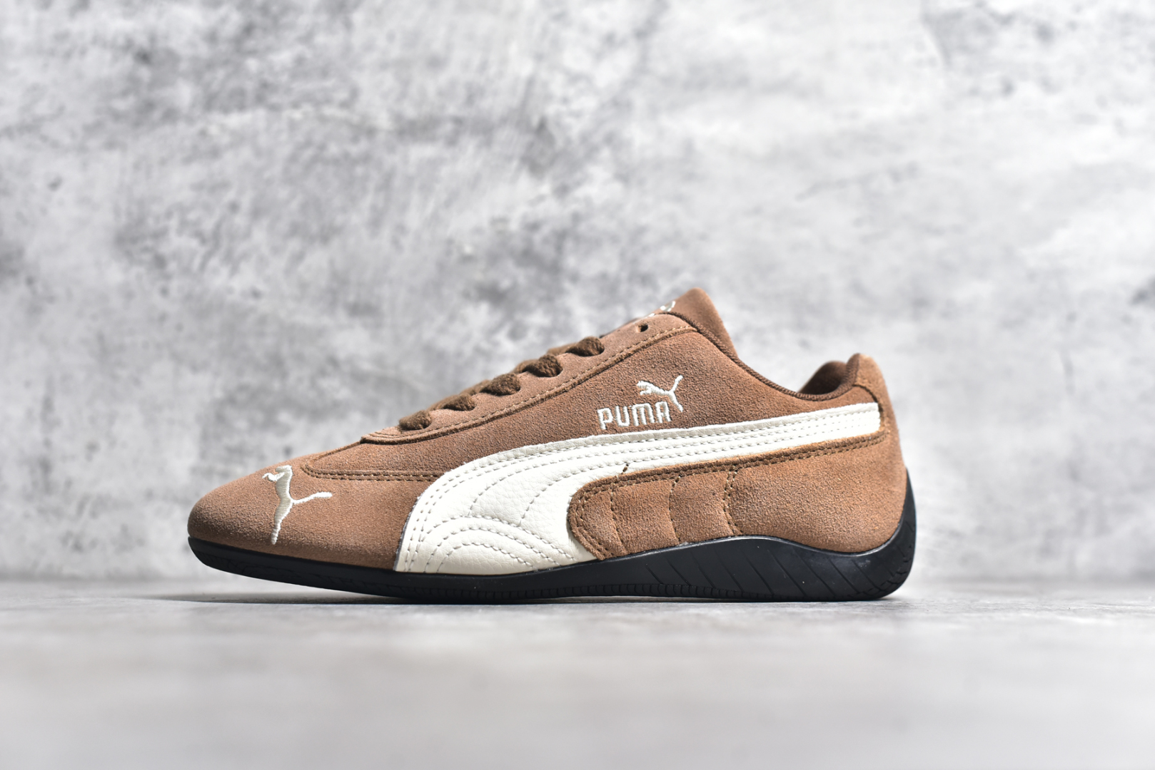 #彪马二代 Puma Palermo OG 复古单品 彪马 防滑耐磨低帮德训板鞋 孔眼底座和脚趾凸起由绒面革材料制成 支持侧踏时的踏步工作 脚背和侧板采用尼龙网布 即使在健身房等使用环境中也能确保透气性 像吸盘一样的设计是为了提高体育馆表面的抓地力性能 尺码： 36 36.5 37.5 38 38.5 39 40 40.5 41 42 42.5 43 44 45\”},\”album\”：{\”isWatermark\”：true,\”myCommidityCount\”：14529,\”online\”：true,\”qrcode\”：\”https：//xcimg.szwego.com/h5_9c837543_a96c_494c_ba02_3d8acde48471.jpg-选品中心