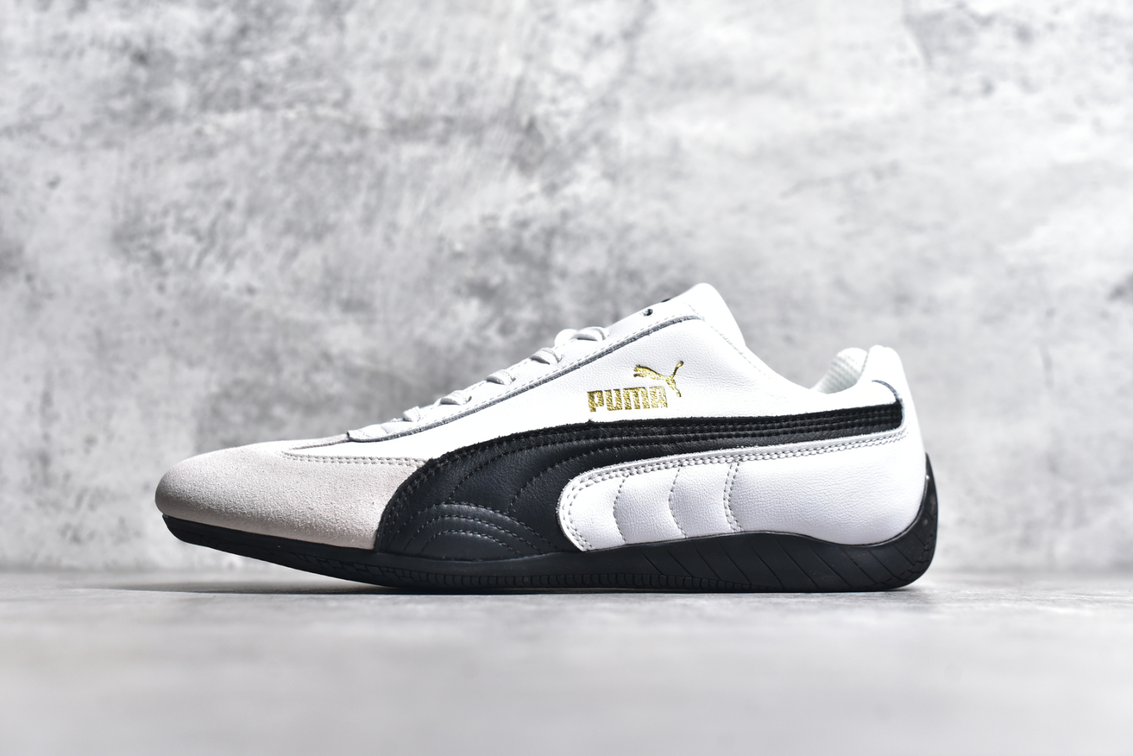 #彪马二代 Puma Palermo OG 复古单品 彪马 防滑耐磨低帮德训板鞋 孔眼底座和脚趾凸起由绒面革材料制成 支持侧踏时的踏步工作 脚背和侧板采用尼龙网布 即使在健身房等使用环境中也能确保透气性 像吸盘一样的设计是为了提高体育馆表面的抓地力性能 尺码： 36 36.5 37.5 38 38.5 39 40 40.5 41 42 42.5 43 44 45-选品中心