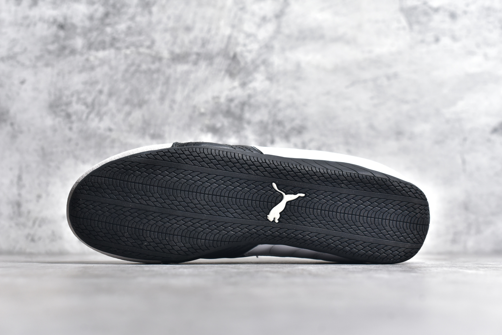图片[6]-#彪马二代 Puma Palermo OG 复古单品 彪马 防滑耐磨低帮德训板鞋 孔眼底座和脚趾凸起由绒面革材料制成 支持侧踏时的踏步工作 脚背和侧板采用尼龙网布 即使在健身房等使用环境中也能确保透气性 像吸盘一样的设计是为了提高体育馆表面的抓地力性能 尺码： 36 36.5 37.5 38 38.5 39 40 40.5 41 42 42.5 43 44 45-选品中心