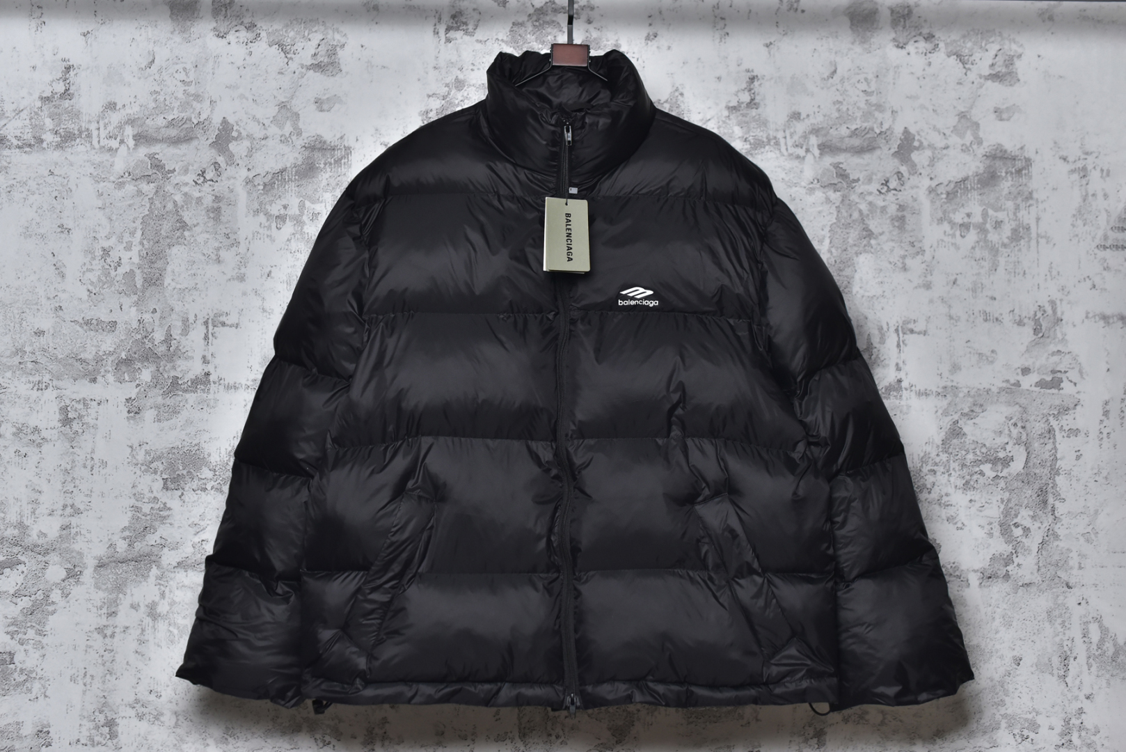 #Balenciaga/巴黎世家 24Fw 3B字母滑雪棉服外套 精选再生100%聚酯纤维纱线制成，主身面料为400T再生尼龙面料，高密尼丝纺防水材质，在经历成品布料染色防水后依然能保持面料的柔软及防水透气性手塞棉，具有很好的蓬松度，全套辅料独立开发，满满的高级观感，简单而不简约，宽松版型遮肉显瘦不挑人 尺码：46 48 50 52-选品中心