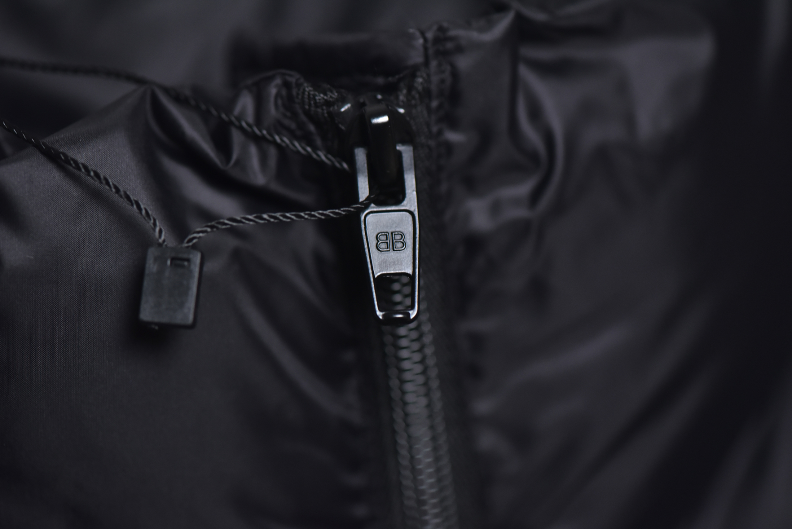 图片[7]-#Balenciaga/巴黎世家 24Fw 3B字母滑雪棉服外套 精选再生100%聚酯纤维纱线制成，主身面料为400T再生尼龙面料，高密尼丝纺防水材质，在经历成品布料染色防水后依然能保持面料的柔软及防水透气性手塞棉，具有很好的蓬松度，全套辅料独立开发，满满的高级观感，简单而不简约，宽松版型遮肉显瘦不挑人 尺码：46 48 50 52-选品中心